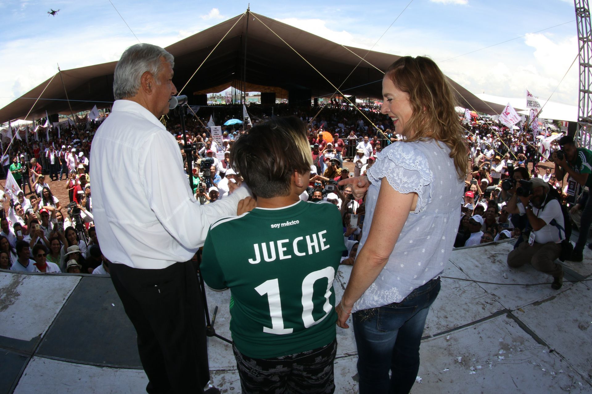 Andrés Manuel López Obrador acompañado por su esposa Beatriz Gutiérrez Müller y su hijo Jesús Ernesto durante su campaña en 2018.
FOTO: SAÚL LÓPEZ /CUARTOSCURO.COM