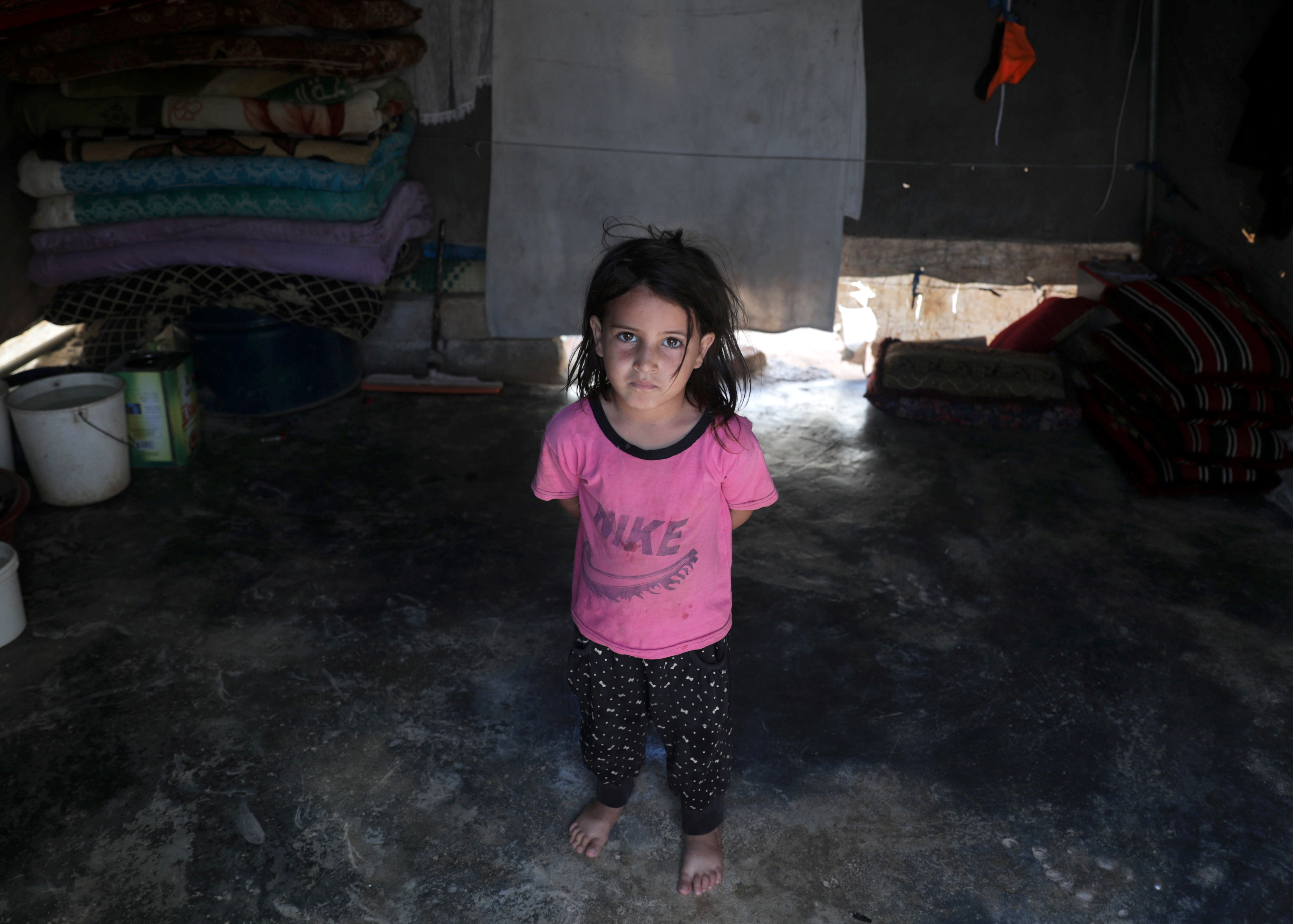 Mariam al-Mohamad, una niña refugiada de cuatro años en el campo de Atmeh. El fotógrafo ilustró cada uno de los nueve años de guerra con la simple imagen de un niño desplazado por el conflicto (REUTERS/Khalil Ashawi)