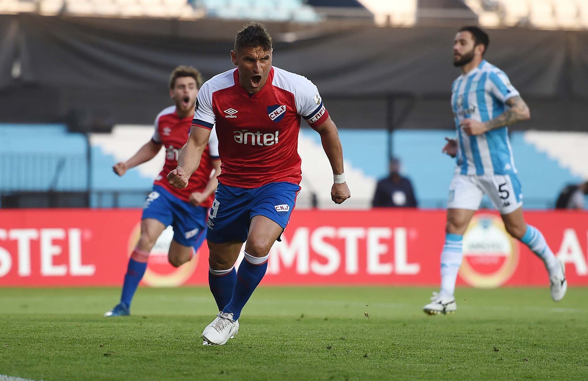 La celebración de Lavandina Bergessio: convirtió de penal el único gol en Avellaneda (REUTERS/Marcelo Endelli)