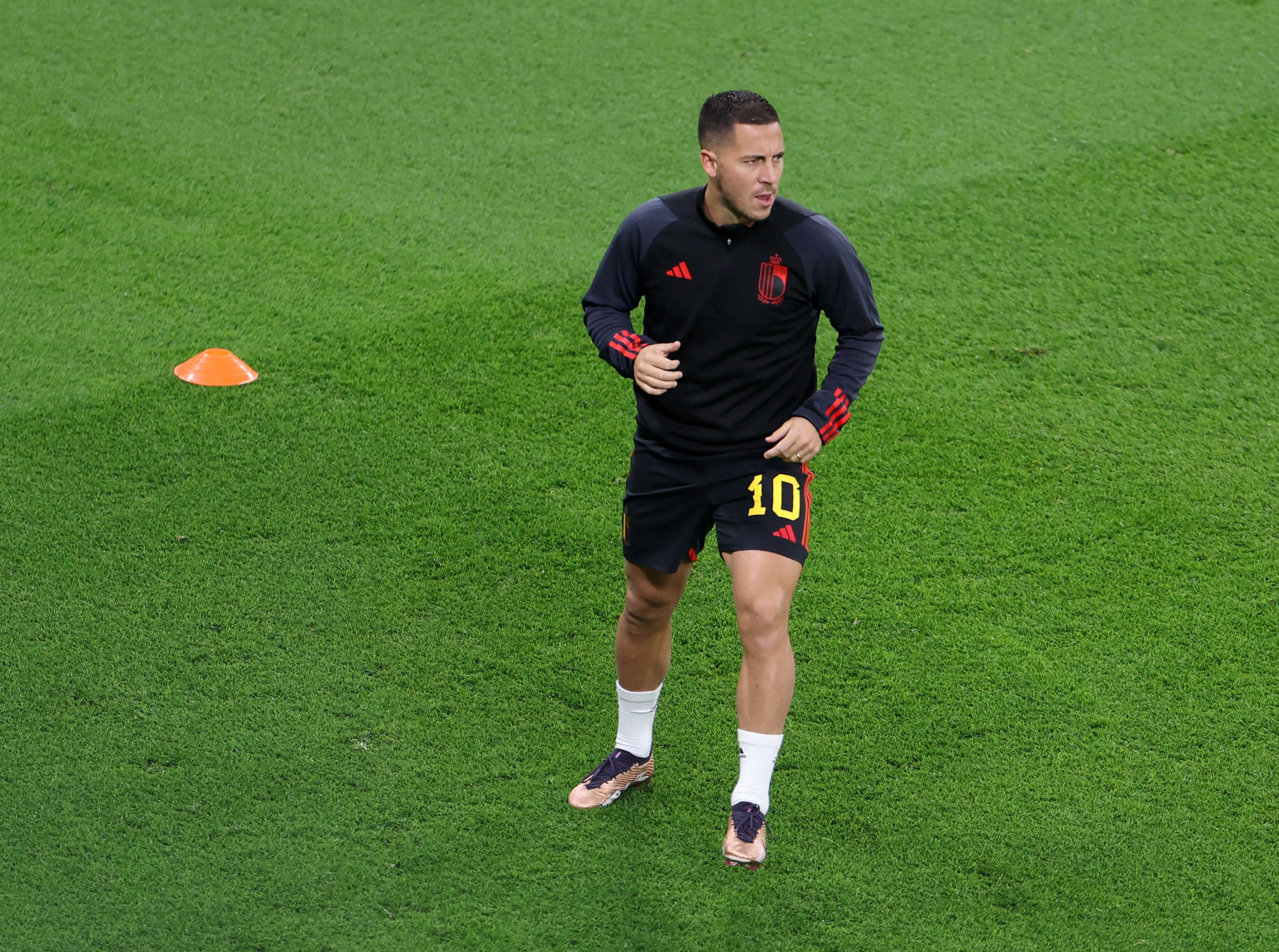 Eden Hazard realiza la entrada en calor en la previa de Bélgica vs Canadá (REUTERS/Molly Darlington)