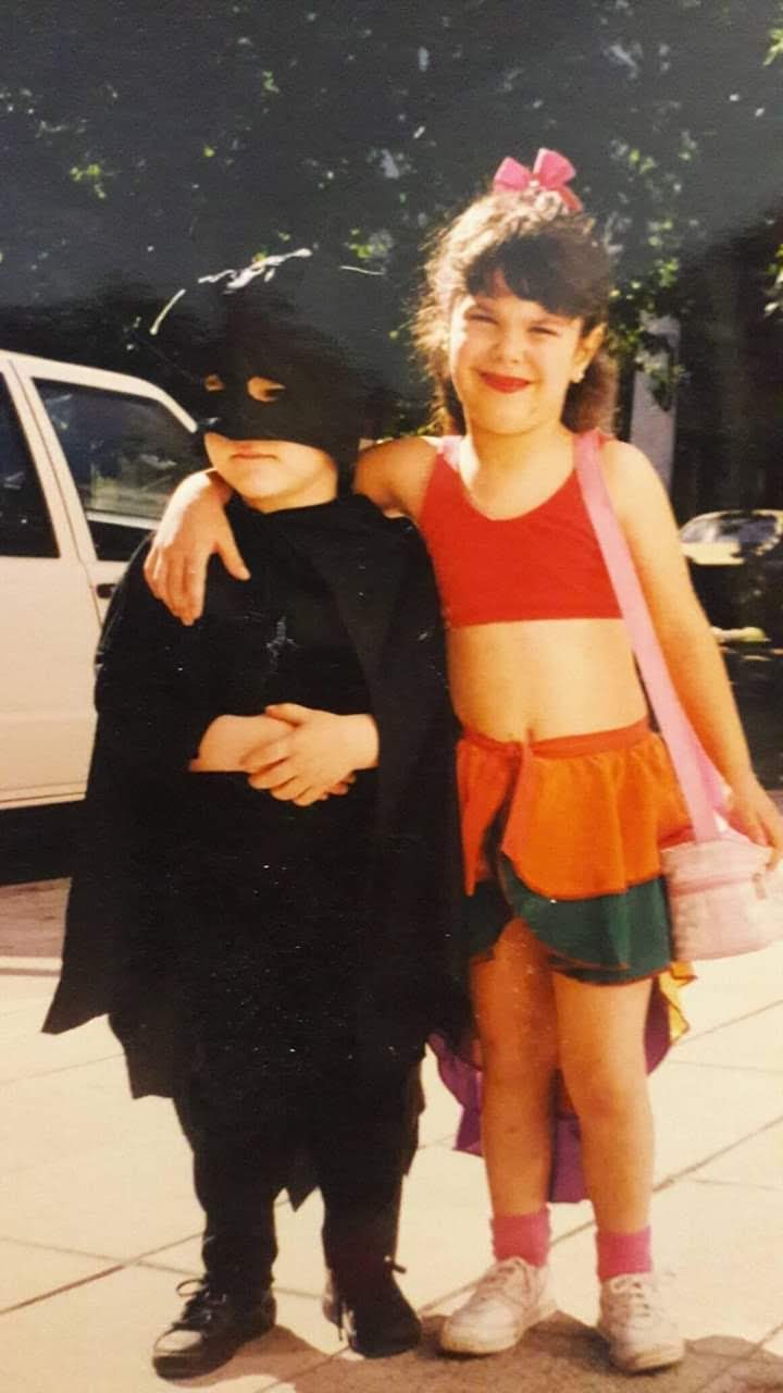Locho, disfrazado de El Zorro, con su hermana