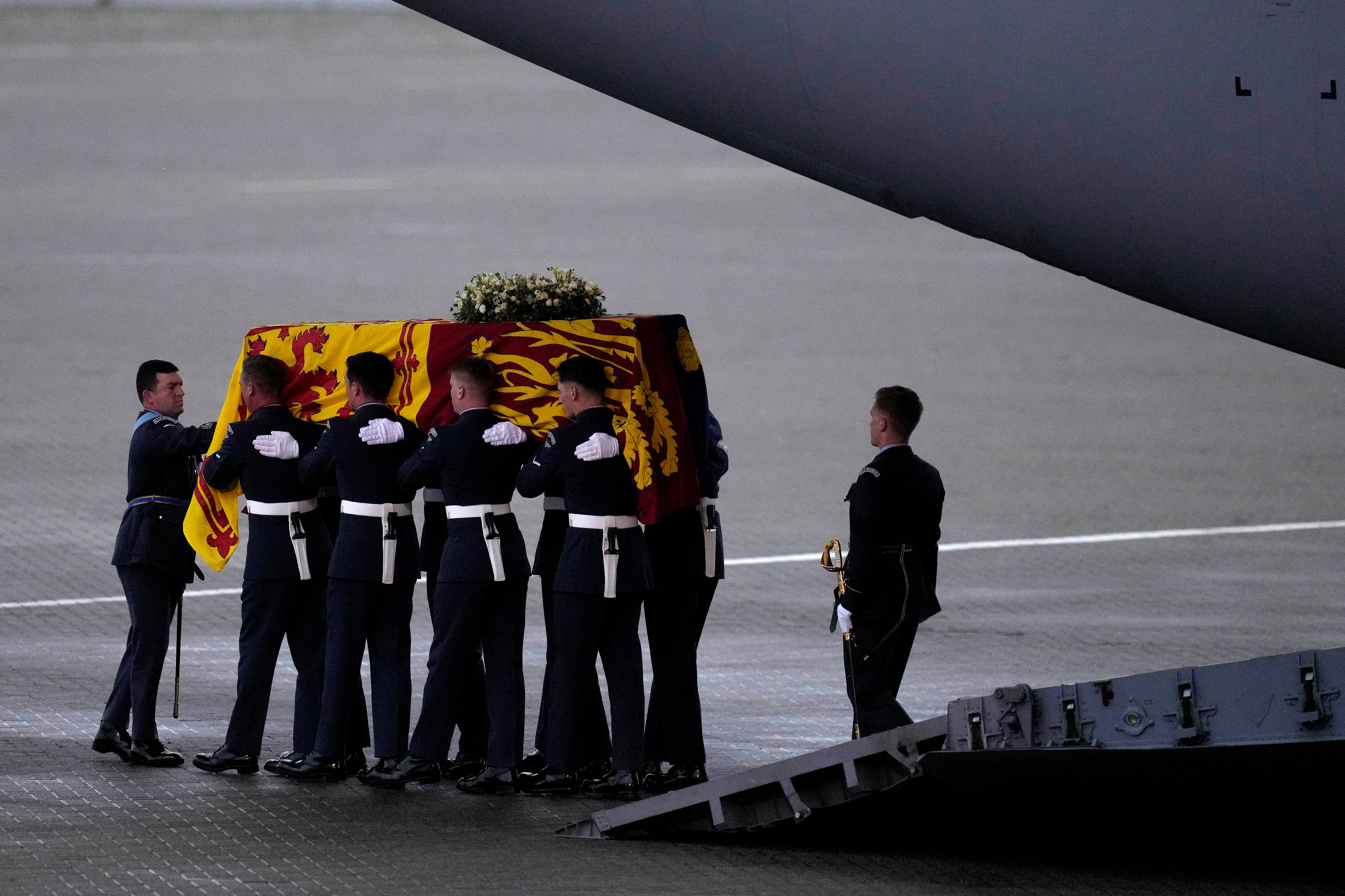 El cajón es retirado del avión en el aeripuerto de Northolt (Kirsty Wigglesworth/Pool via REUTERS)