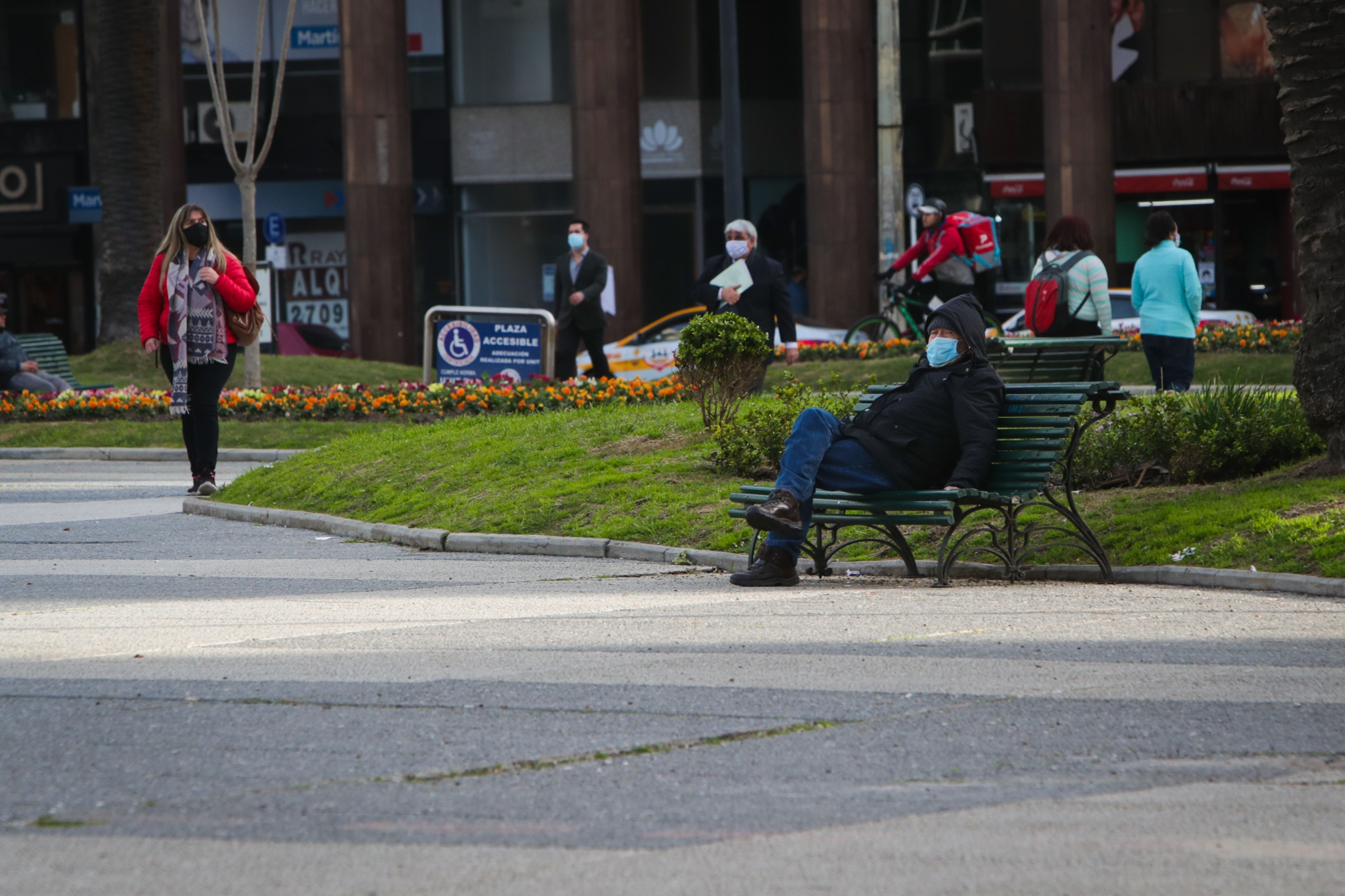 Un hombre con tapabocas en visto en la Plaza Independencia de Montevideo (Uruguay). EFE/Federico Anfitti/Archivo
