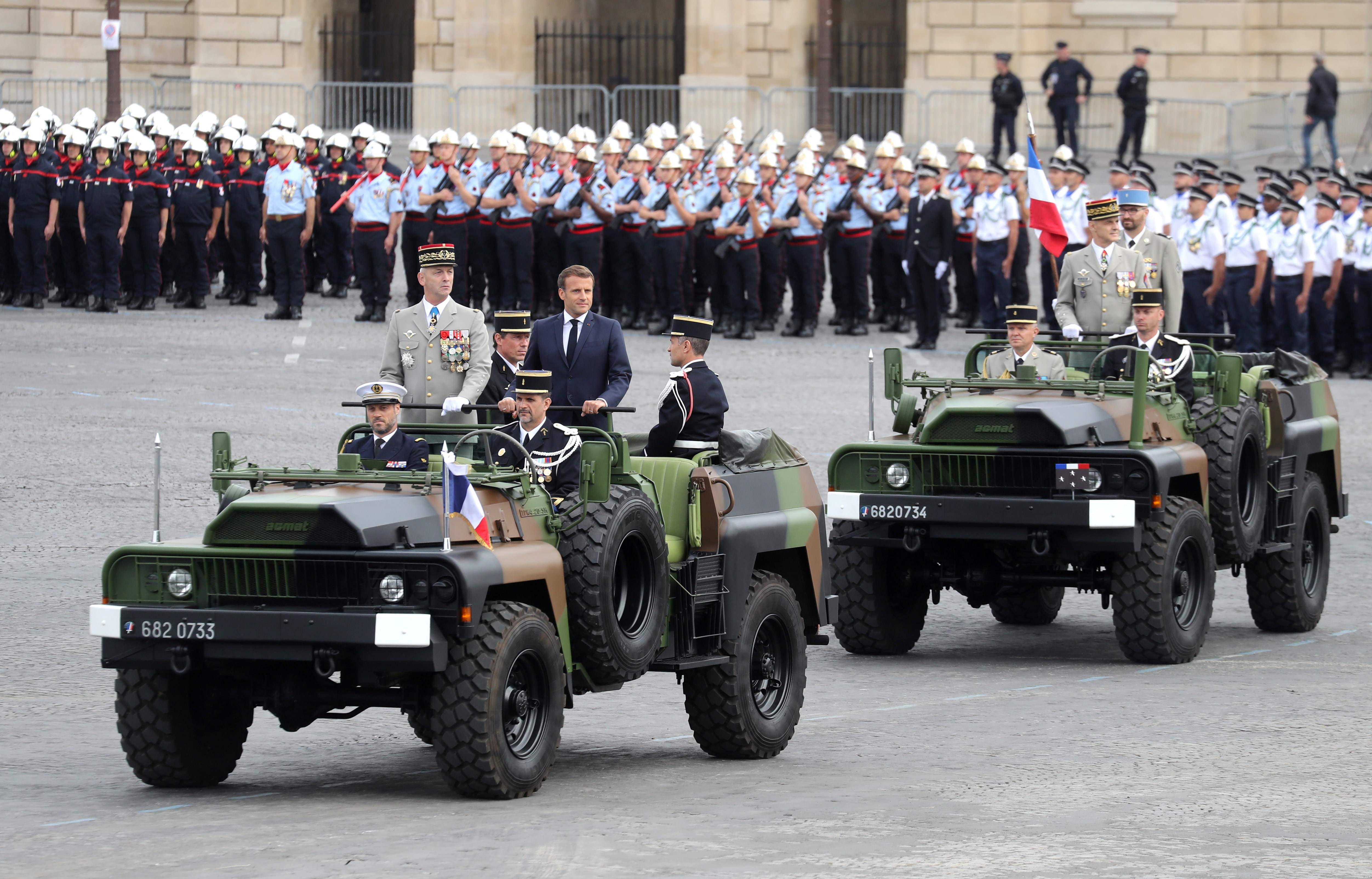 El presidente francés Emmanuel Macron llega con el jefe del Estado Mayor de la Defensa, el general Francois Lecointre, mientras asisten a la ceremonia militar anual del Día de la Bastilla el 14 de julio de 2020 (Foto: Ludovic Marin/AFP/dpa)
