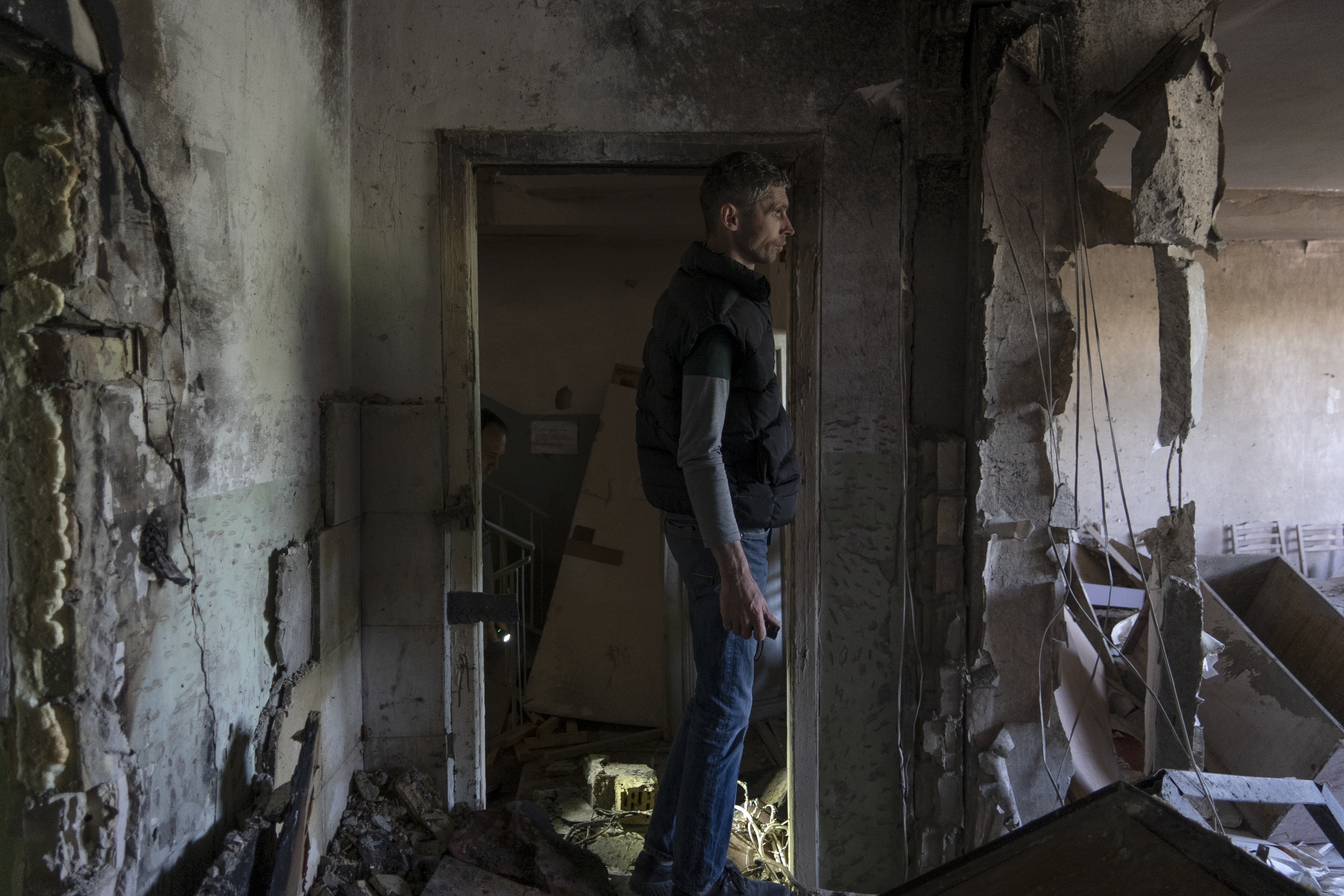 Un hombre inspecciona su oficina dañada por un dron durante un ataque nocturno en Kiev, Ucrania, el domingo 28 de mayo de 2023. (Foto AP/Vasilisa Stepanenko)

