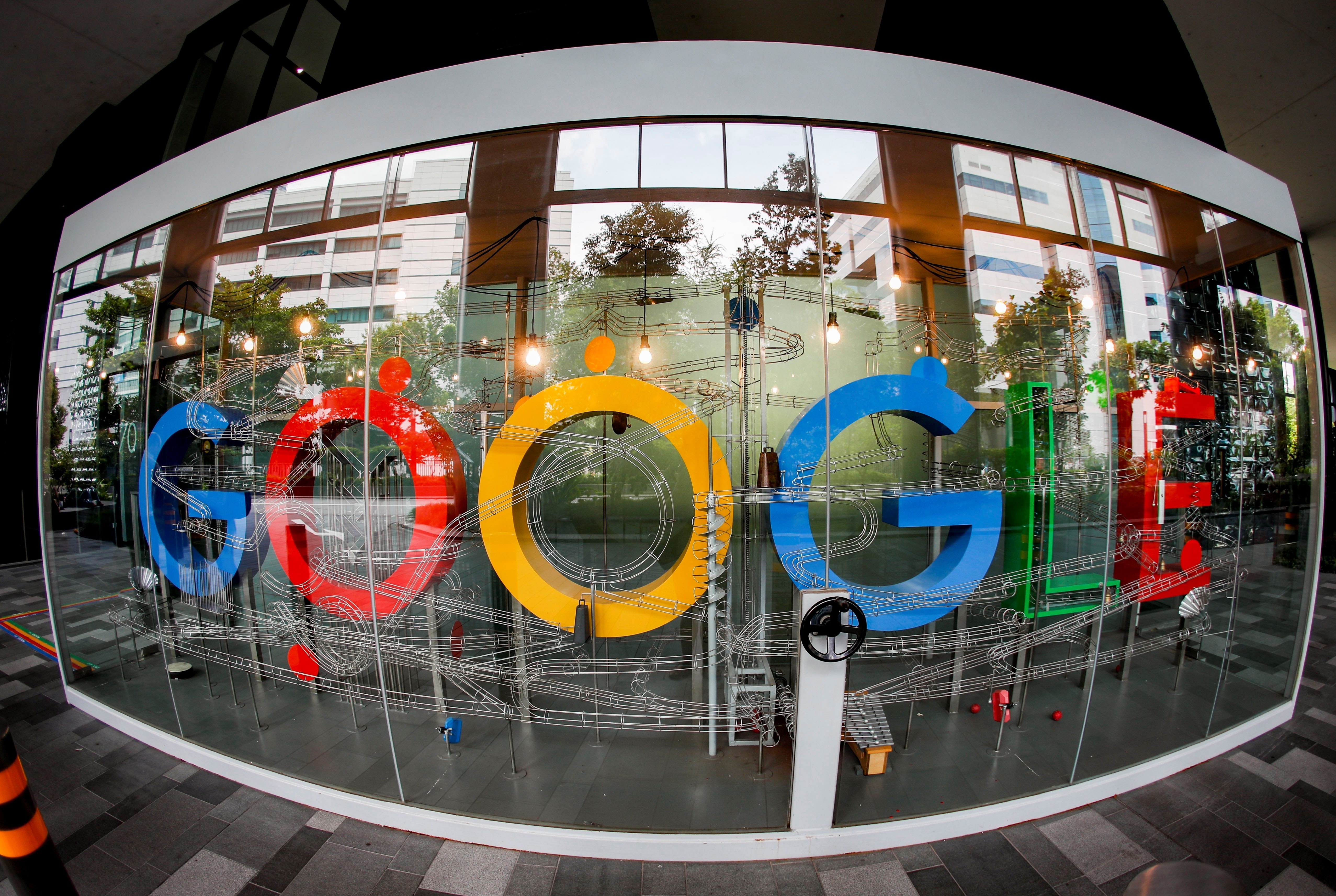 La multinacional estadounidense Google anunció este miércoles un acuerdo con once entidades financieras para permitir a partir de 2021 la apertura de cuentas bancarias en EEUU directamente desde su aplicación de pagos, Google Pay. EFE/EPA/WALLACE WOON/Archivo
