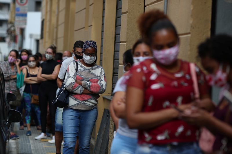 Imagen de archivo: grupo de personas utilizando mascarillas esperan en fila para ingresar al comercio durante la pandemia de coronavirus, en Sao Paulo, Brasil, el 10 de junio de 2020. REUTERS/Amanda Perobelli