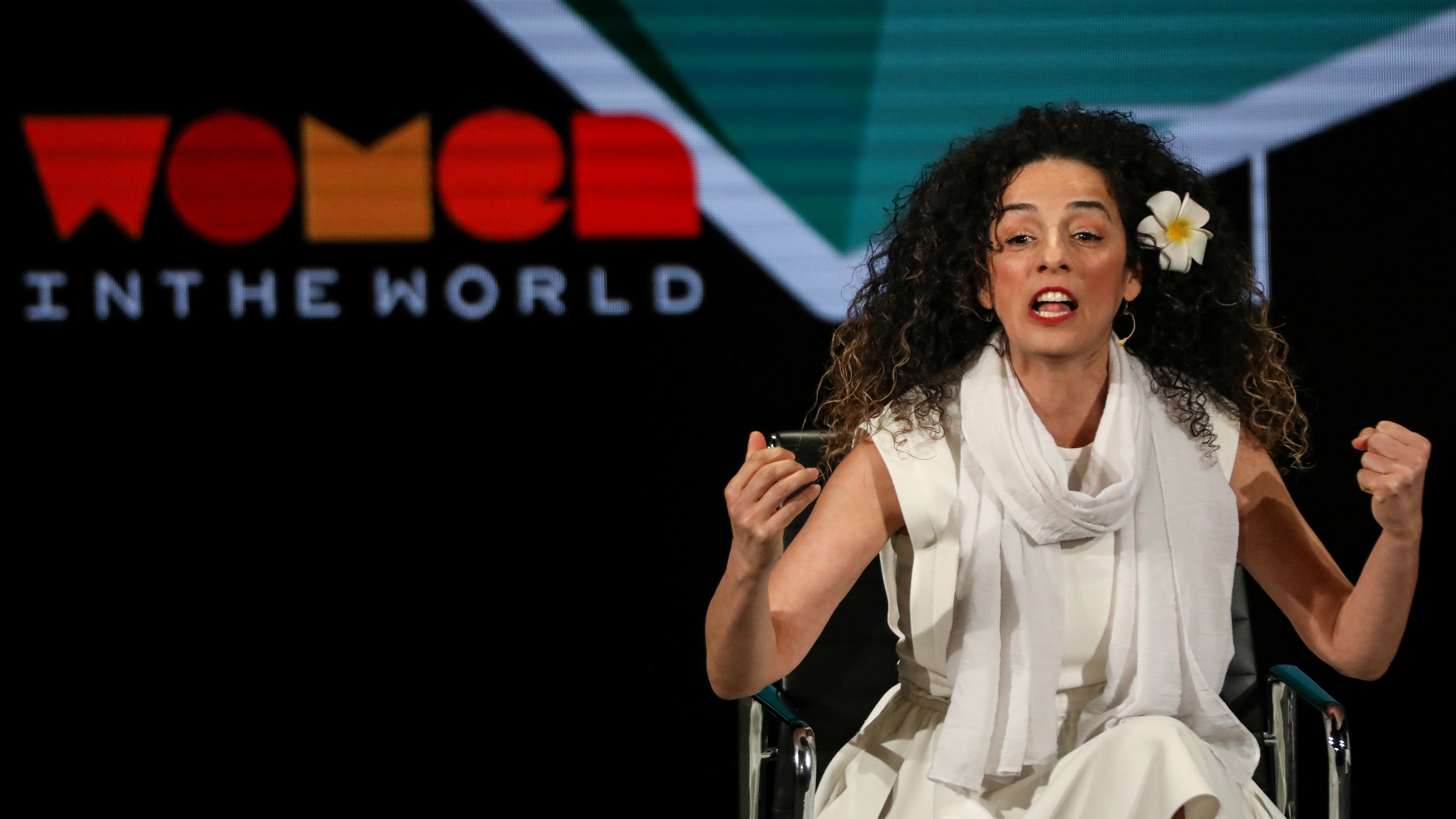 Masih Alinejad, periodista iraní y activista por los derechos de las mujeres, habla en el escenario de la Cumbre de Mujeres en el Mundo en Nueva York, EE. UU., 12 de abril de 2019. REUTERS / Brendan McDermid - RC160578FCA0