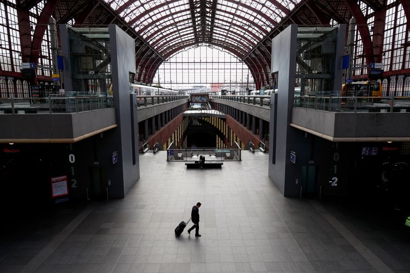 Un hombre camina con su equipaje por la estación de trenes de Amberes casi vacía, en Bélgica. REUTERS/Francois Lenoir/Archivo
