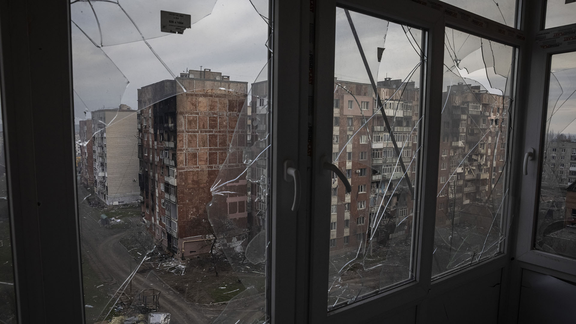 Destrucción en Bakhmut vista a través de ventanas rotas (Foto para The Washington Post de Ed Ram)