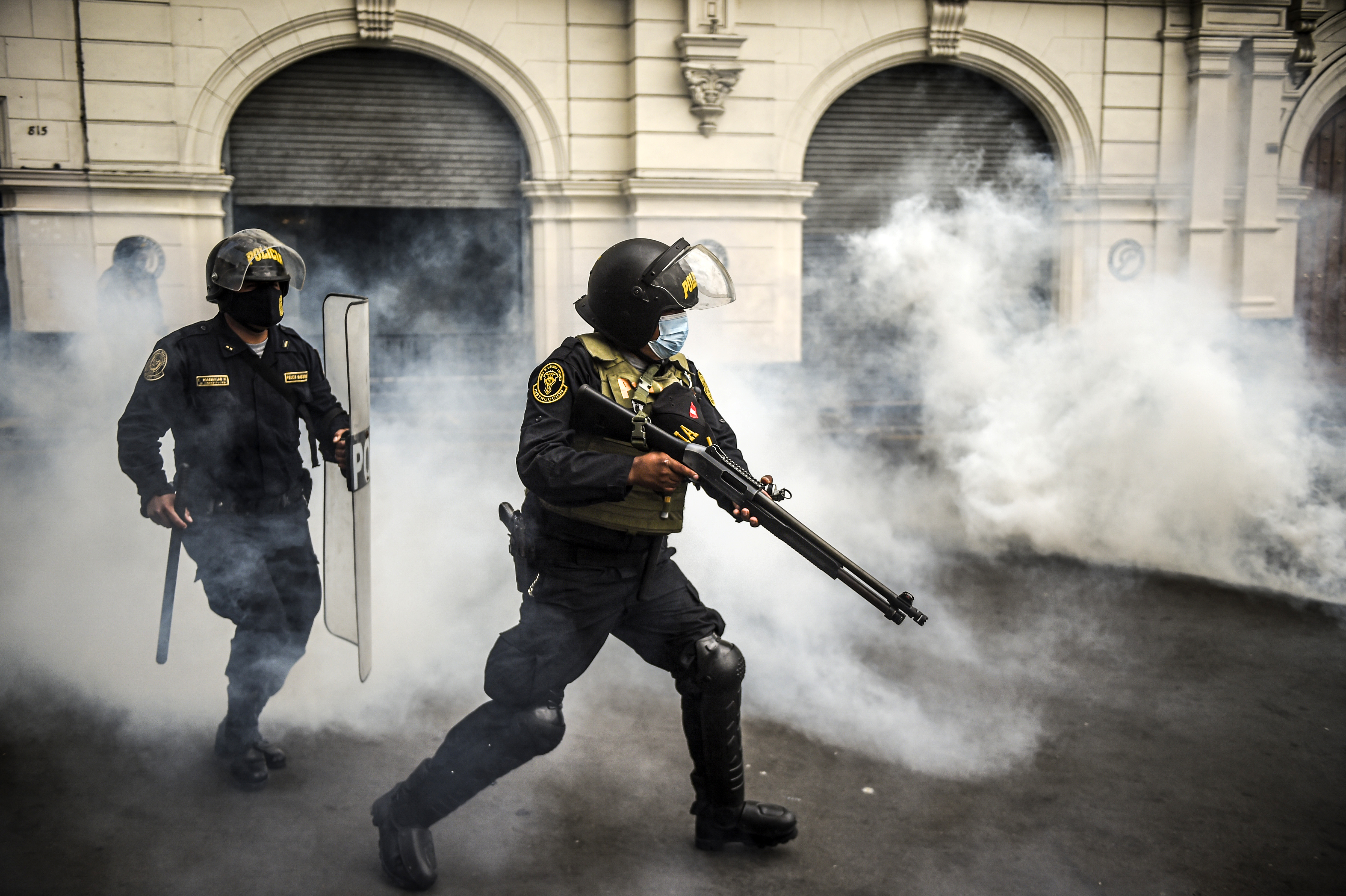 Policías disparan gases lacrimógenos contra los manfiestantes en el centro de Lima (Ernesto Benavides/AFP)