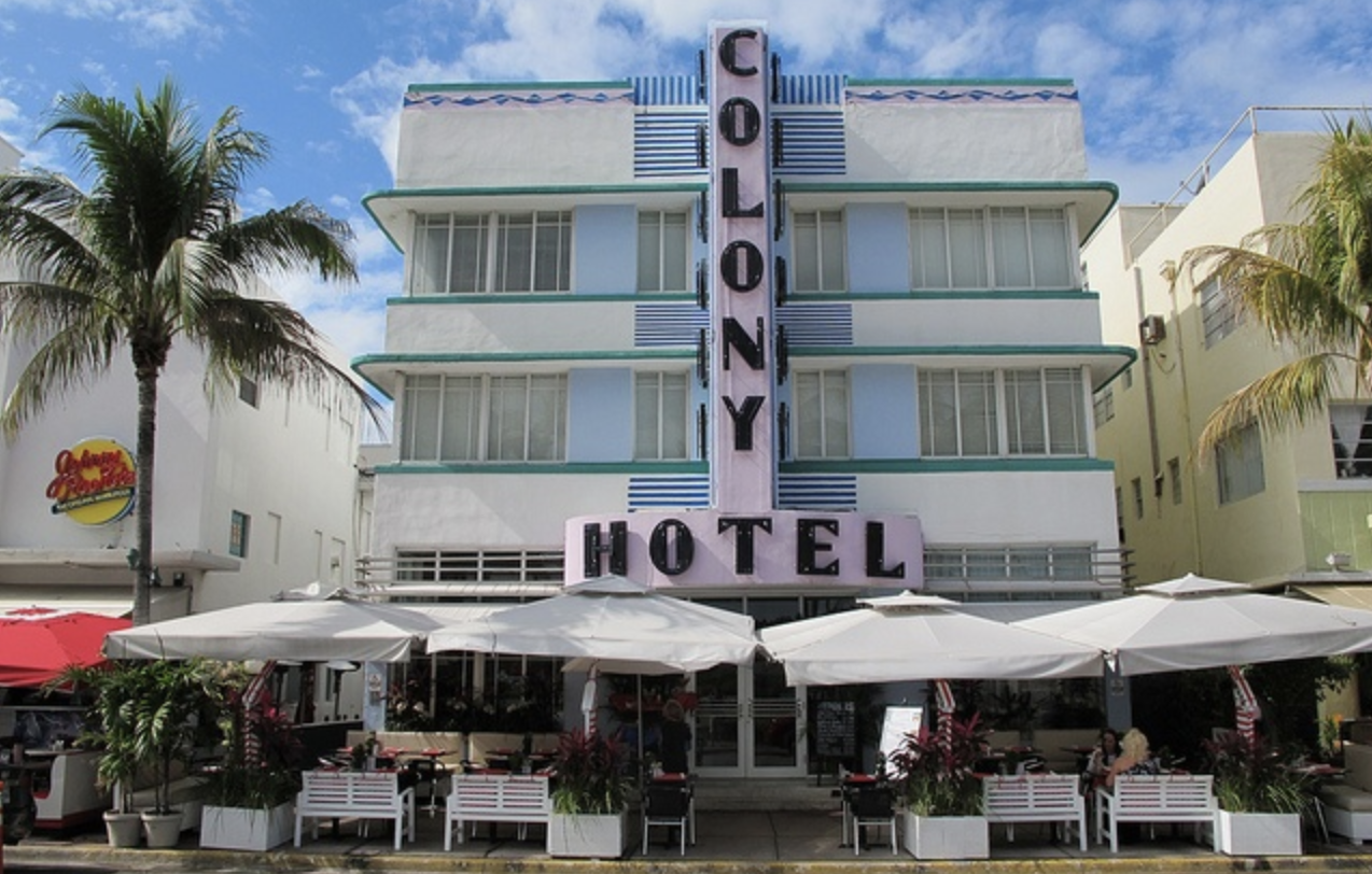 El edificio del Colony Hotel, una parada obligada en el recorrido "Un día dentro de las maravillas arquitectónicas de Miami Beach". 