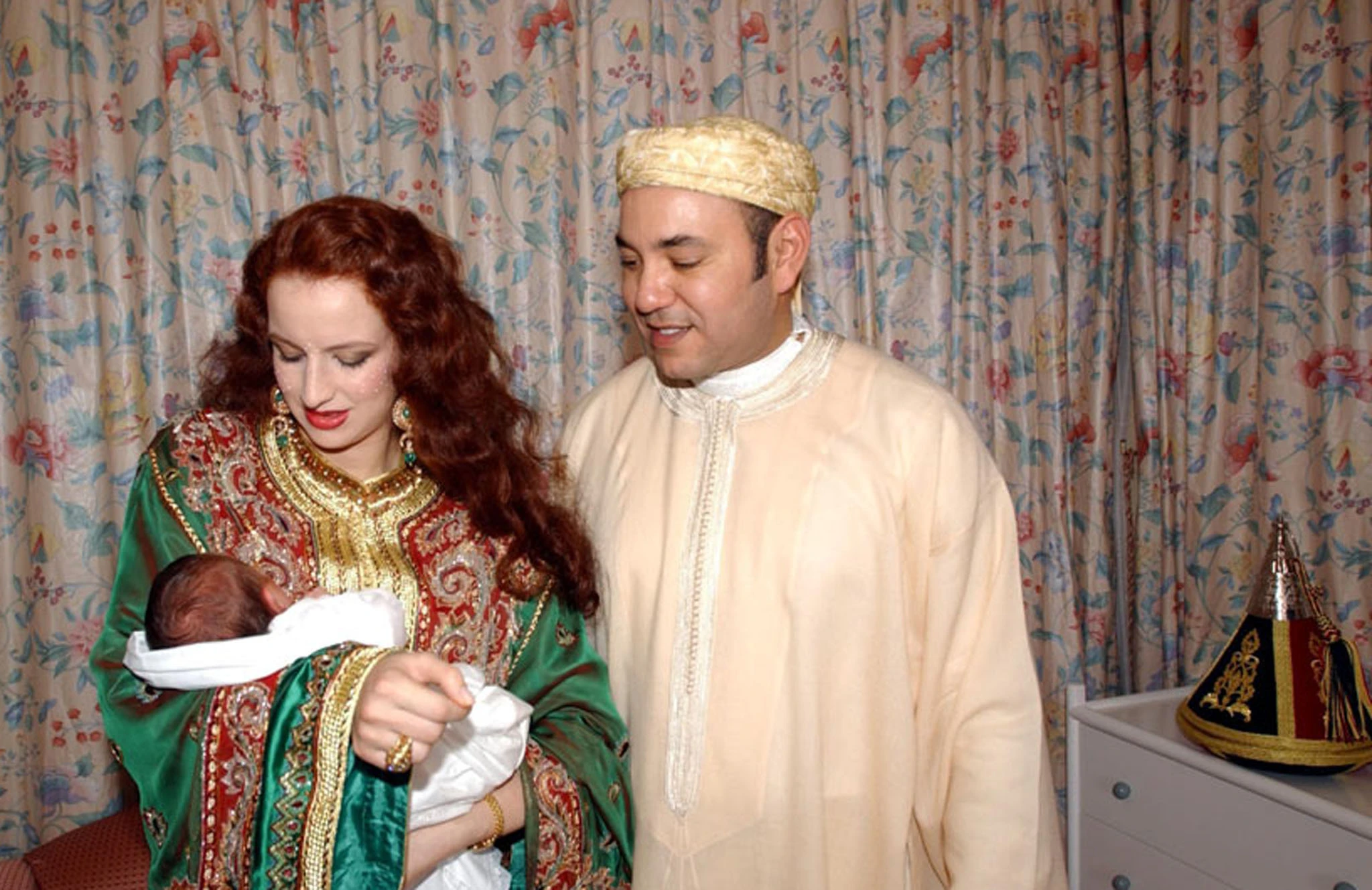 محمد السادس مع الأميرة سلمى في اليوم الذي قدموا فيه ابنهم الأكبر حسن. (المملكة المغربية)