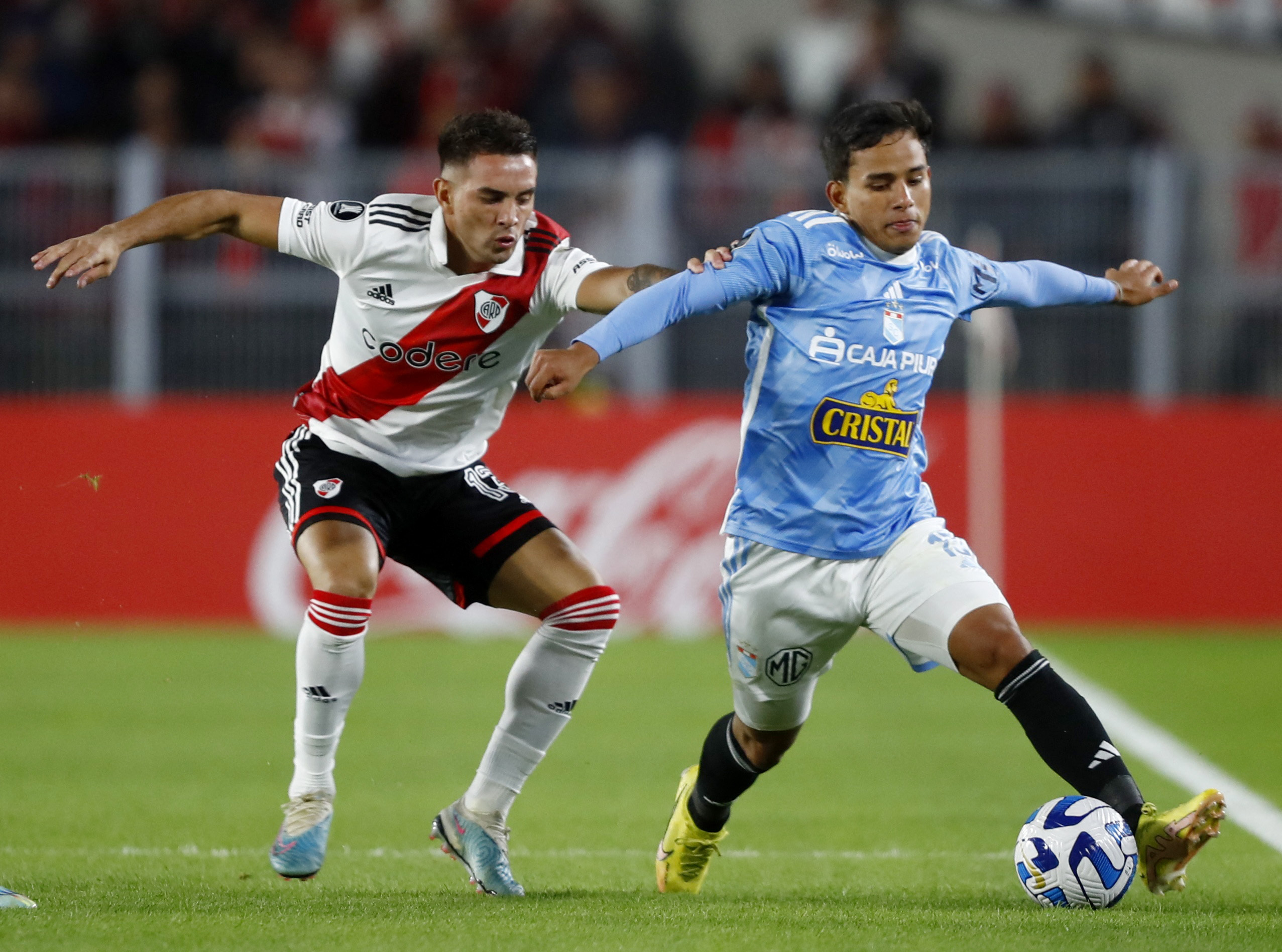 Enzo Diaz lucha por el balón con el peruano Carlos Lora (REUTERS/Matias Baglietto)