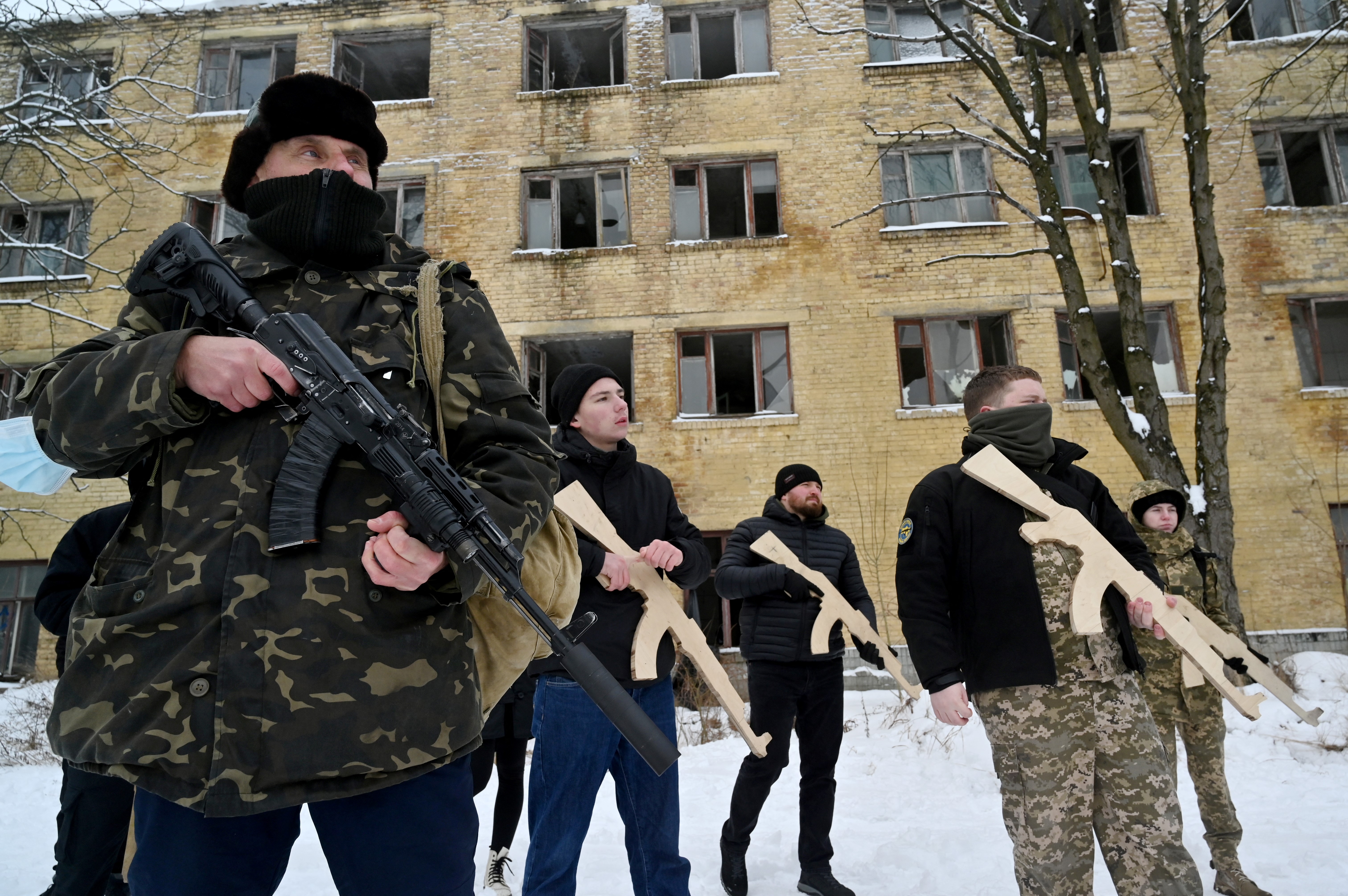 Un entrenamiento de civiles en Kiev en enero, un mes antes de que Putin lanzara su invasión (Sergei SUPINSKY / AFP)