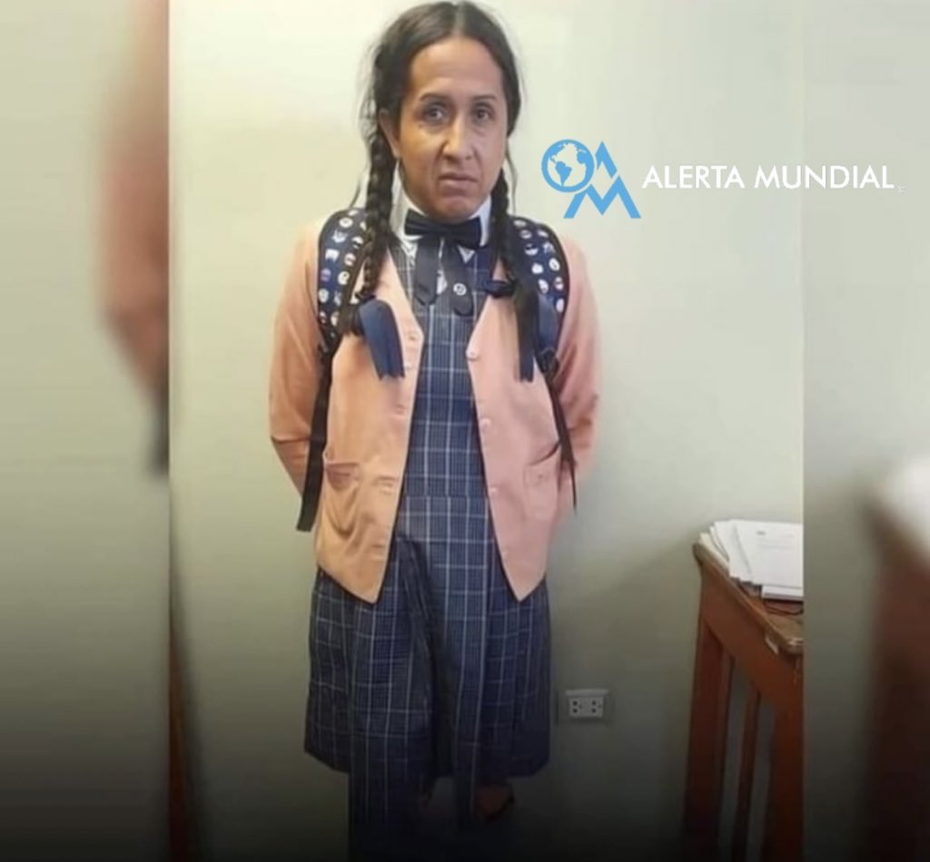 César Walter Solís Calero se disfrazó de una escolar para esconderse en el baño de mujeres de un colegio femenino y tomarles fotografías