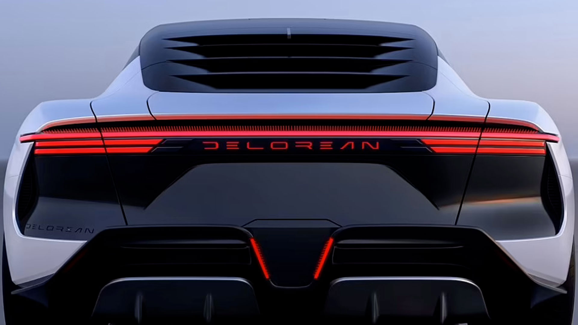 Muestra una ventana trasera con listones y luces traseras rojas futuristas también brindan un tributo apropiado al original (Foto: DeLorean)