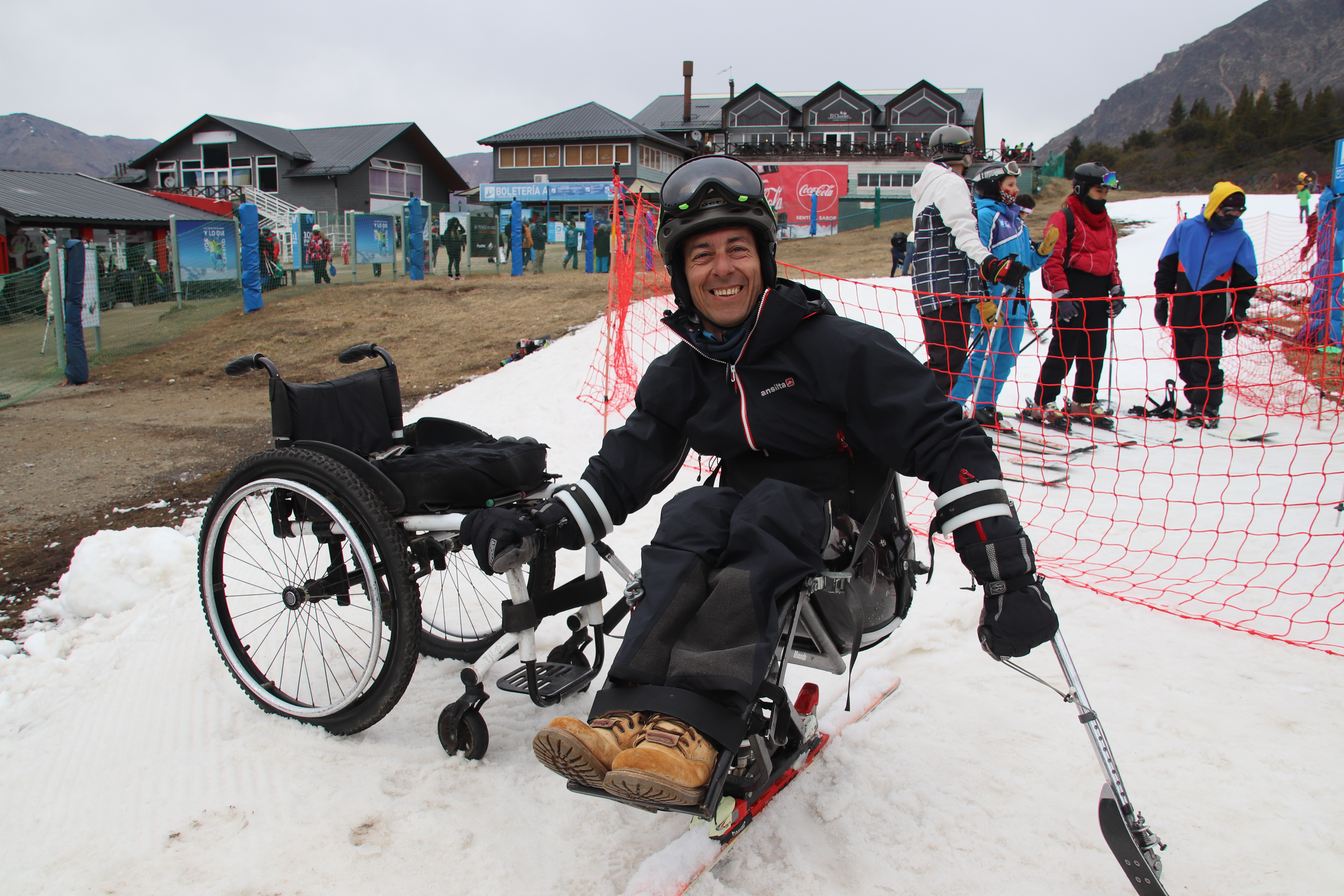 Germán Vega tiene 48 años, es oriundo de La Plata pero barilochense por adopción. En 2005, mientras hacía snowboard, tuvo un accidente que lesionó su médula espinal. Es el primer instructor de esquí en silla de ruedas del mundo