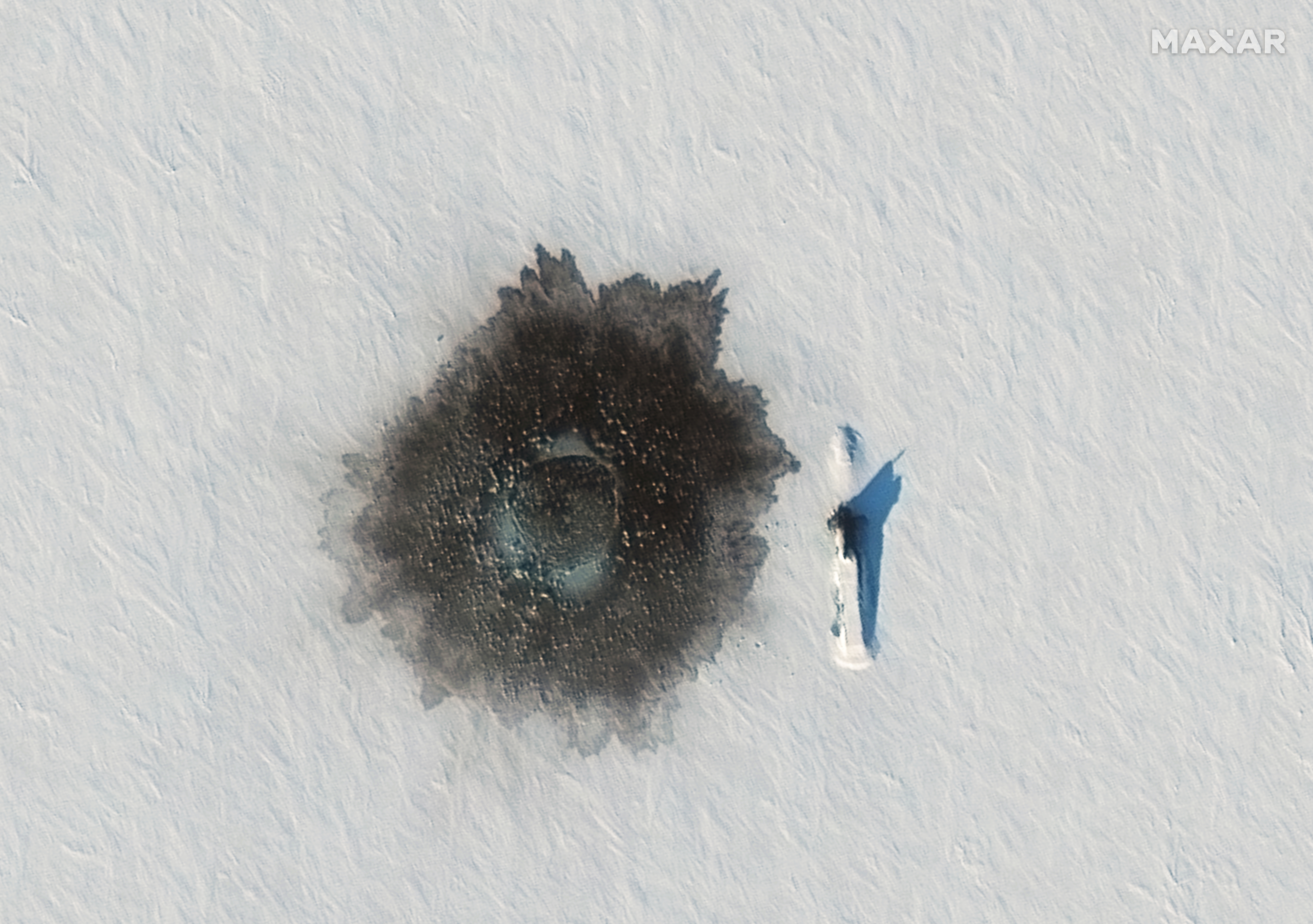 Los submarinos nucleares rusos emergiendo desde el hielo durante los recientes ejercicios militares en el Ártico (©2021 Maxar Technologies via REUTERS)