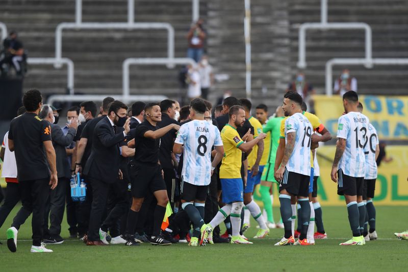 Se jugaron apenas cinco minutos del clásico entre la Argentina y Brasil (Reuters)