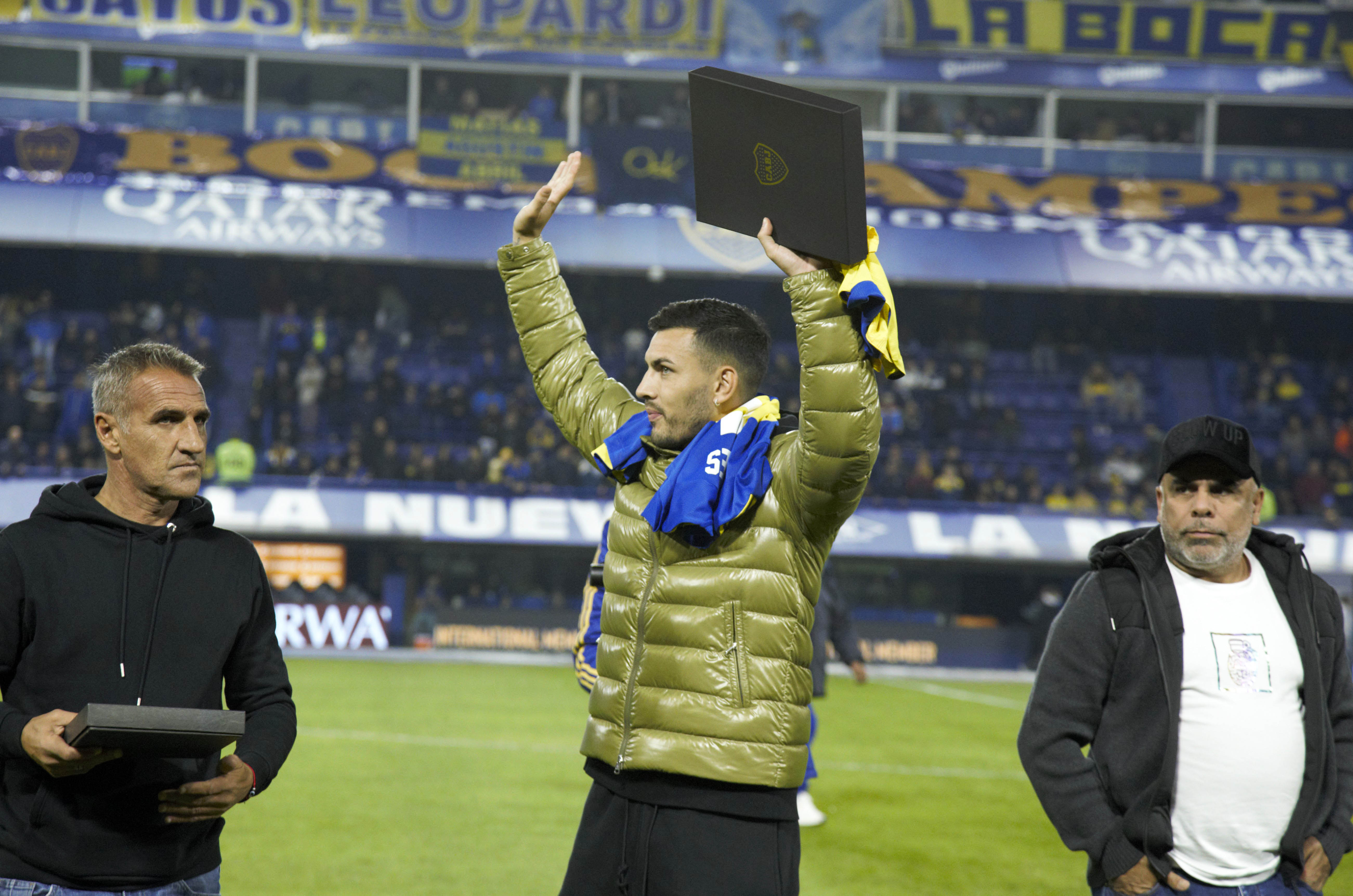 El ex Boca y actual PSG, Leandro Paredes, recibió una placa en la previa del duelo ante Arsenal (Fotobaires)