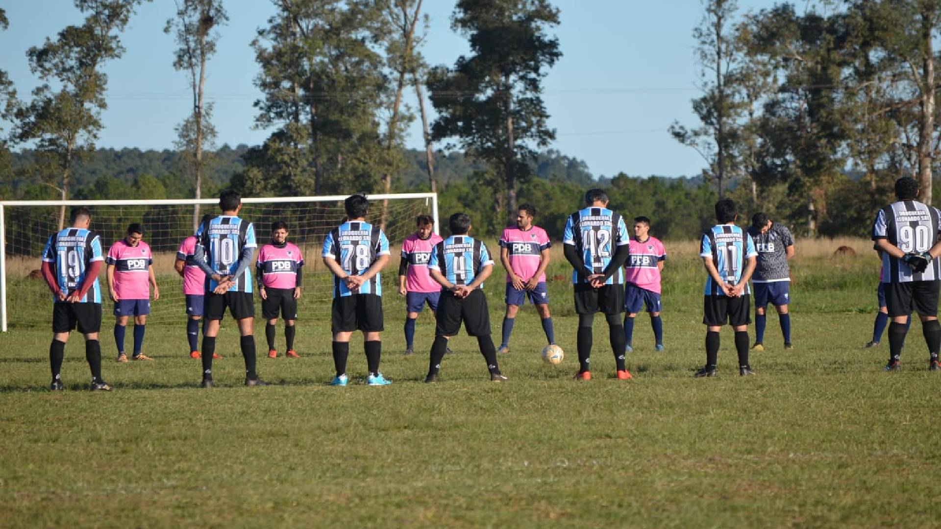 Los equipos de fútbol rindieron homenaje al árbitro fallecido