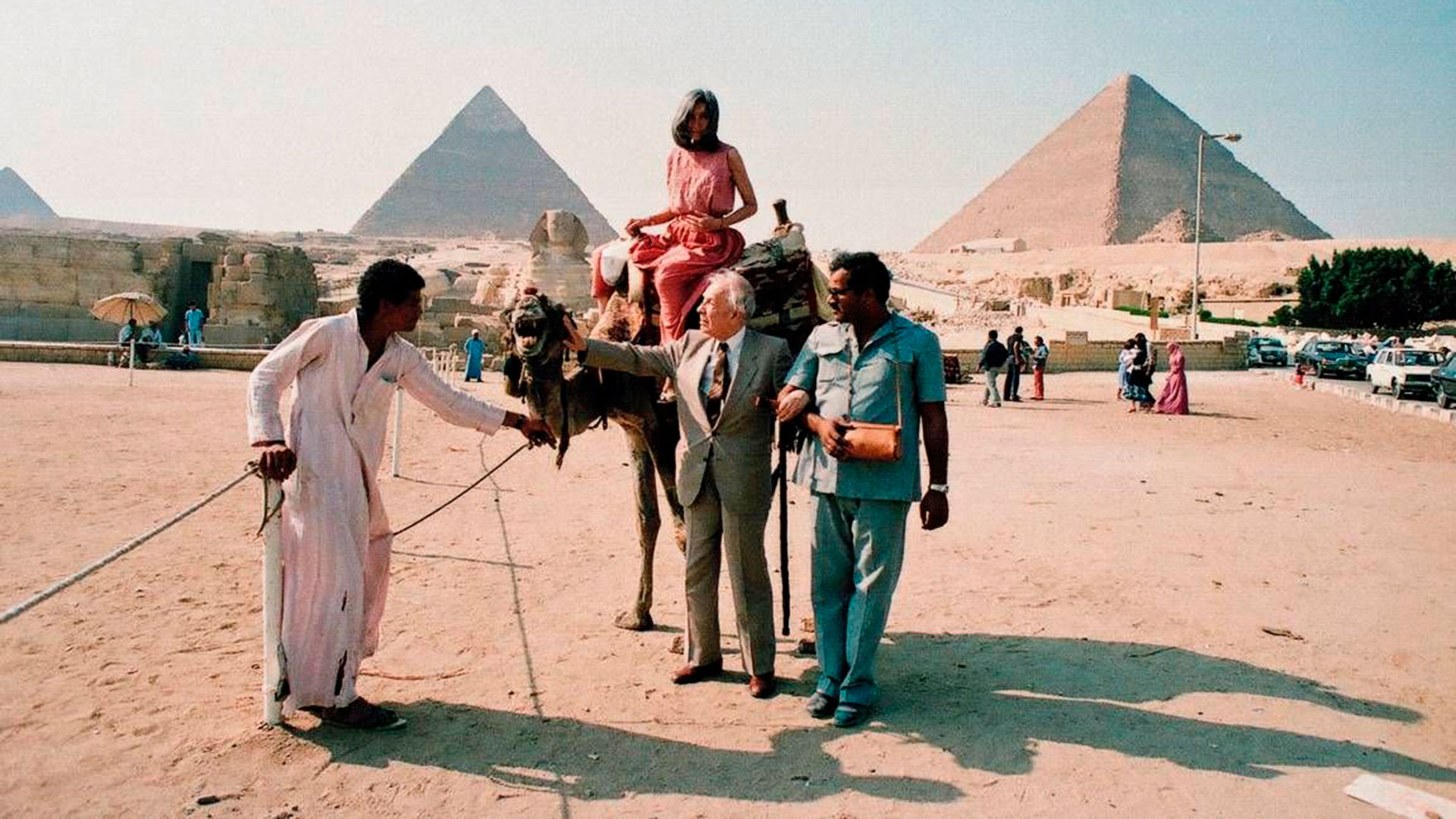 Borges y kodama en Egipto, 1984 (Foto: EFE)