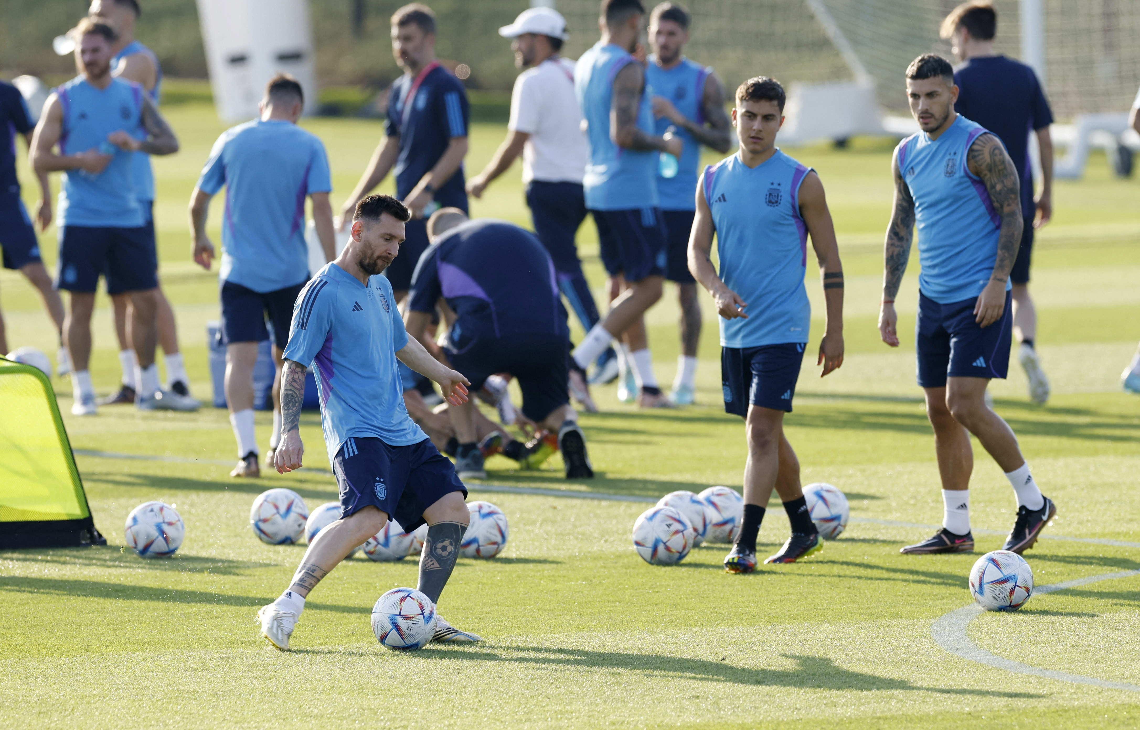 Messi se mueve en el entrenamiento de Argentina: llevó tranquilidad en cada una de sus declaraciones (REUTERS/Albert Gea)