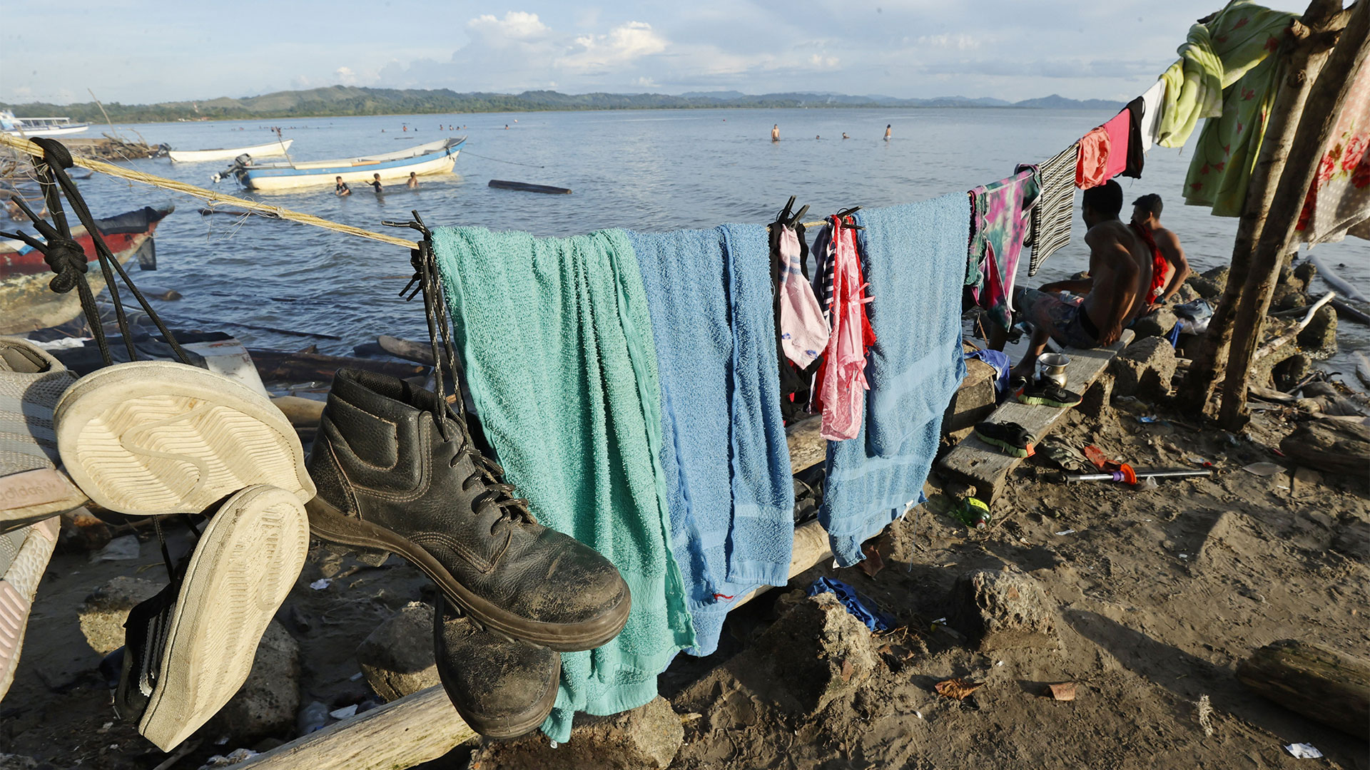 Clothes and towels of migrants waiting to board a boat to the border with Panama (EFE/ Mauricio Dueñas Castañeda)