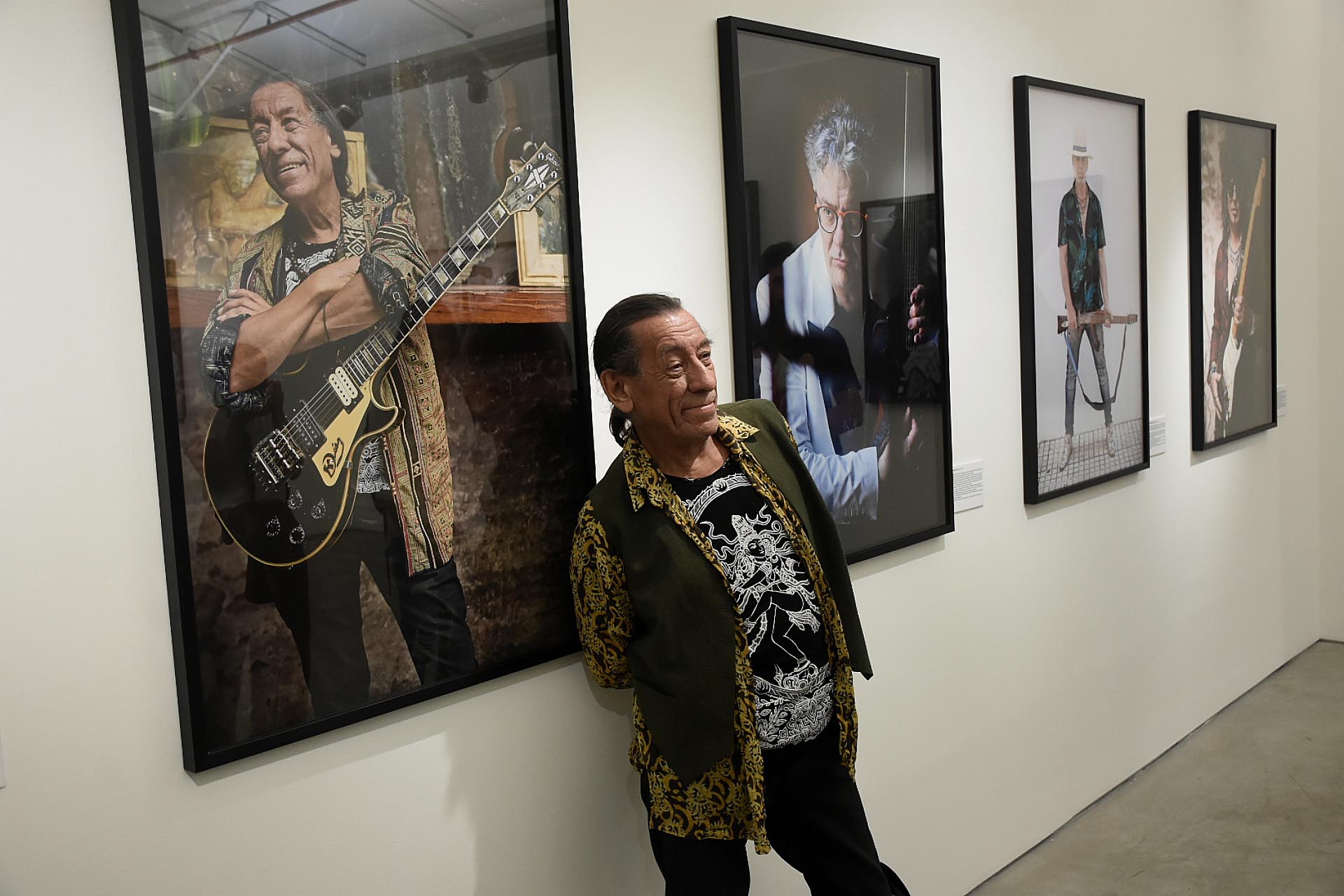 Kubero Díaz, ex Los "Abuelos de la Nada" y "Billy Bond & La Pesada", posa junto a su imagen tomada por Scarlett Page