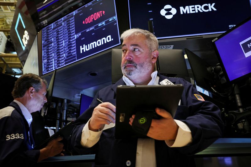 Trgovci delajo na newyorški borzi (NYSE) v New Yorku v Združenih državah Amerike.  15. avgust 2022. REUTERS/Brendan McDermid