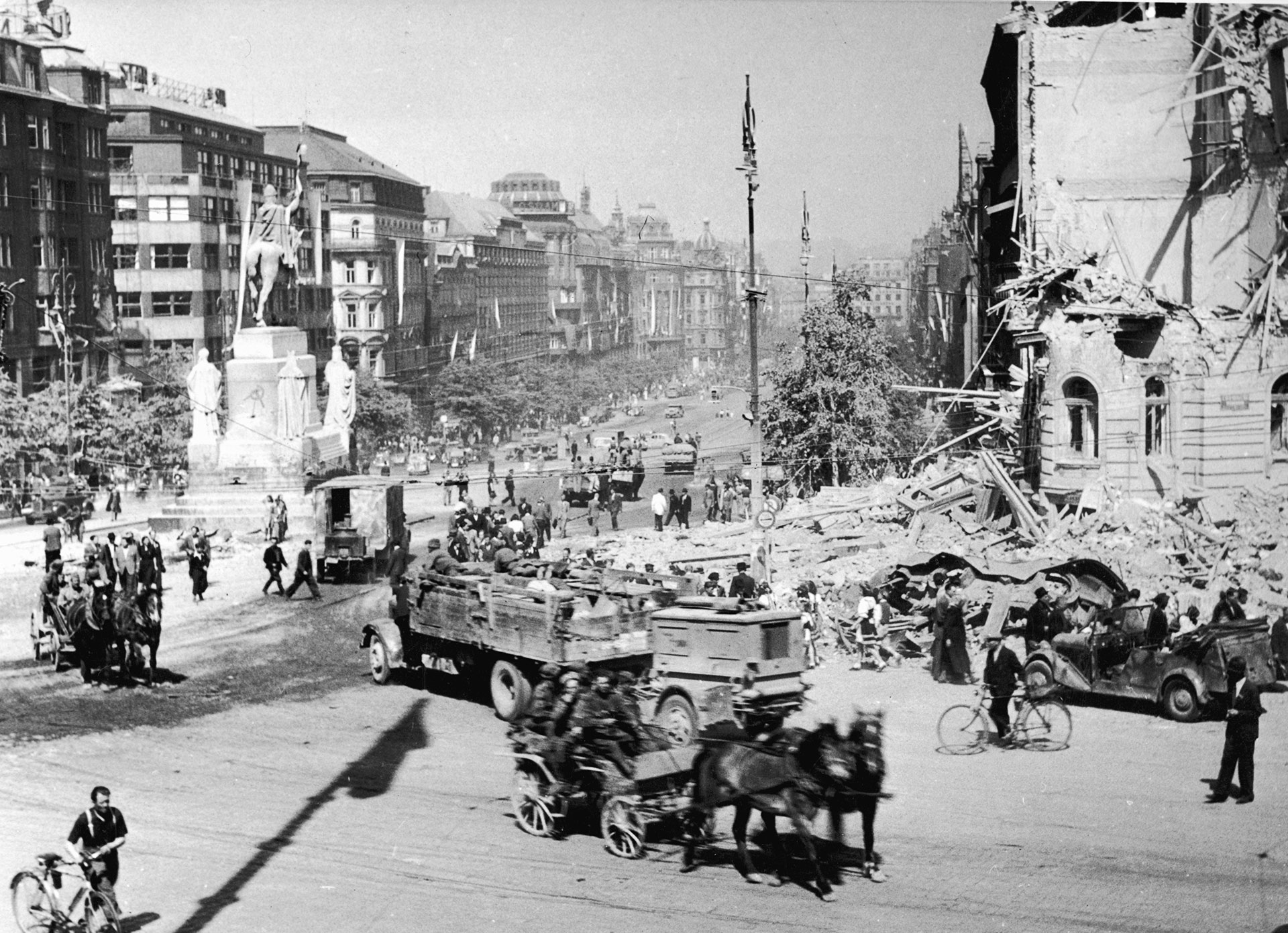 Algunas mujeres se disfrazaban de varones, otras trataban  de escapar de la ciudad. Pero la mayoría, sin importar la edad, no pudieron escapar (Getty Images)