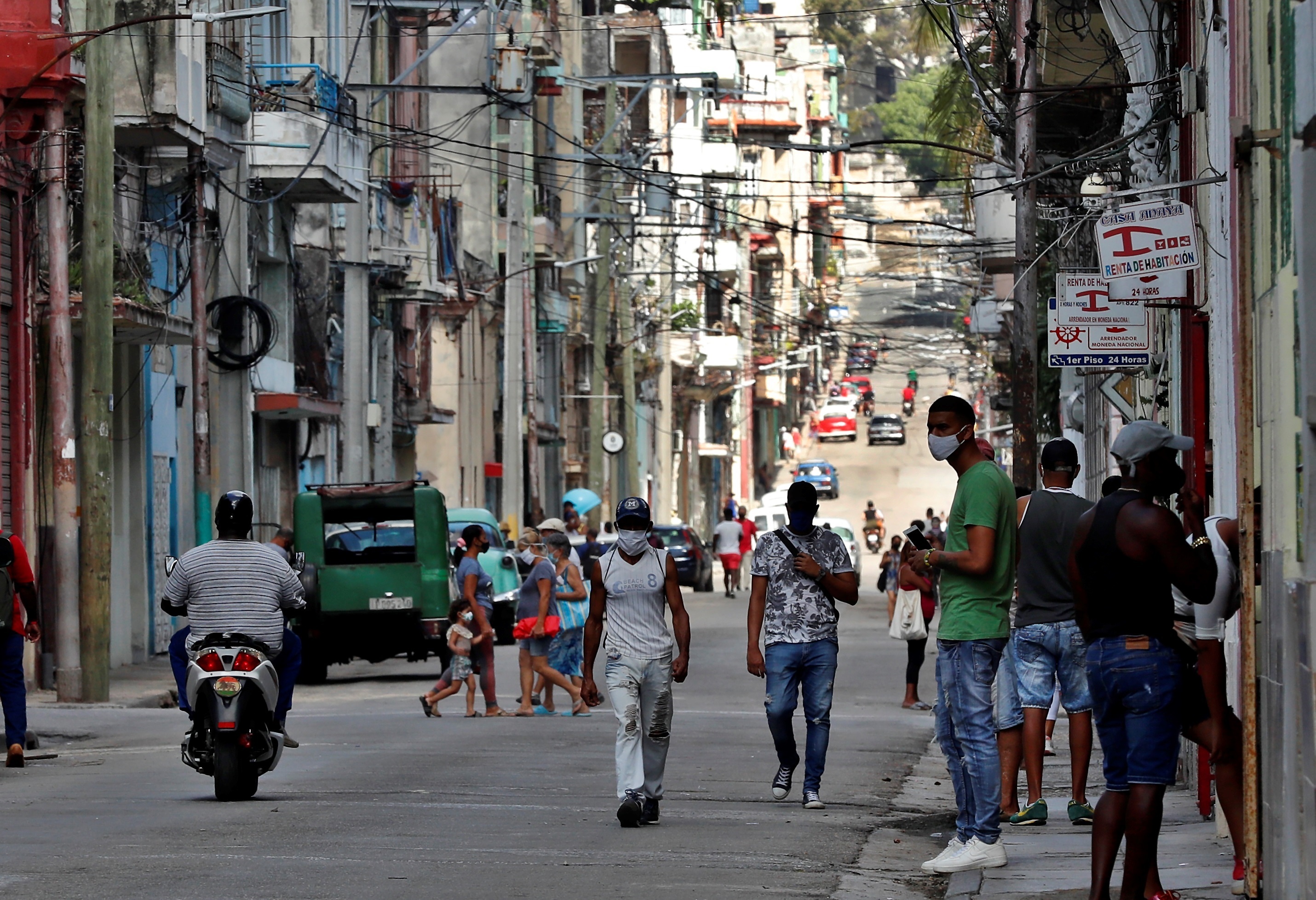Cubanos caminan por las calles antes de las protestas (Foto: EFE)