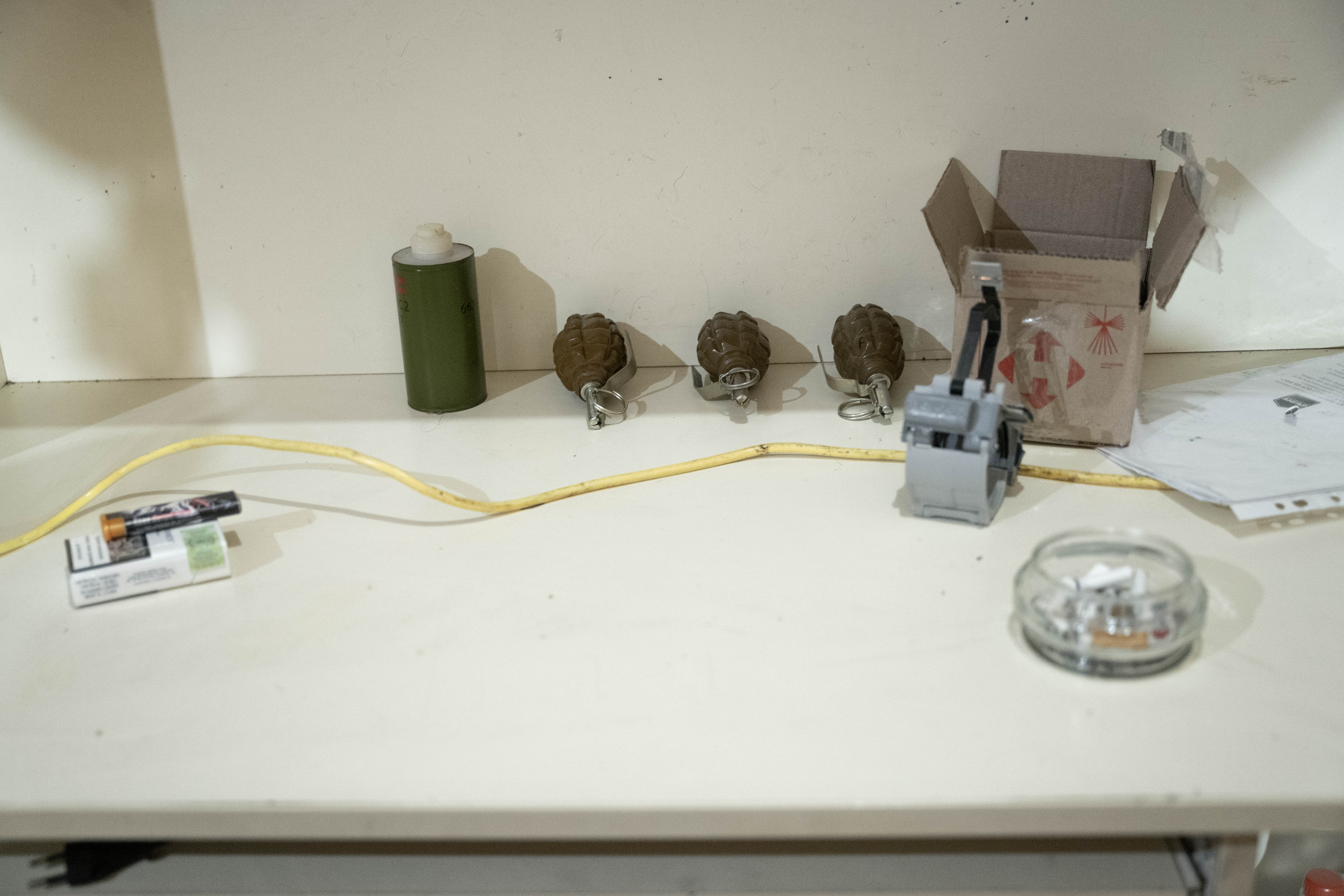 Tres granadas listas para estallar, en la recepción del cuartel militar de la brigada 28 en el frente de batalla cercano a Bakhmut