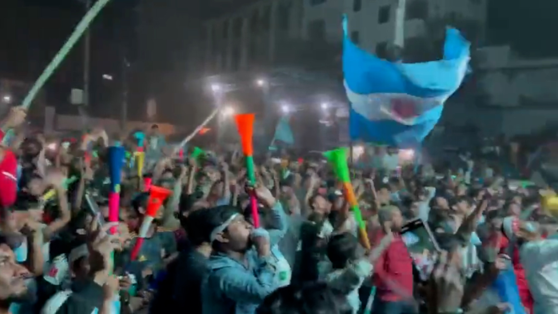 Los videos con los eufóricos festejos de madrugada en Bangladesh por la clasificación de la selección argentina a los cuartos de final del Mundial Qatar 2022