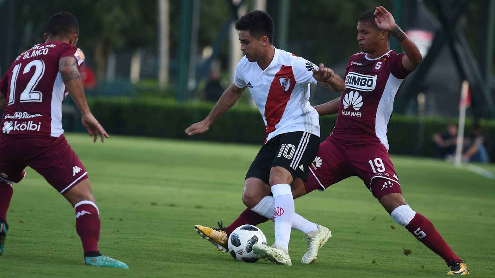 En 2018 River también realizó su pretemporada en Estados Unidos. Uno de los amistosos fue contra el Saprissa (Twitter: @CARPoficial)