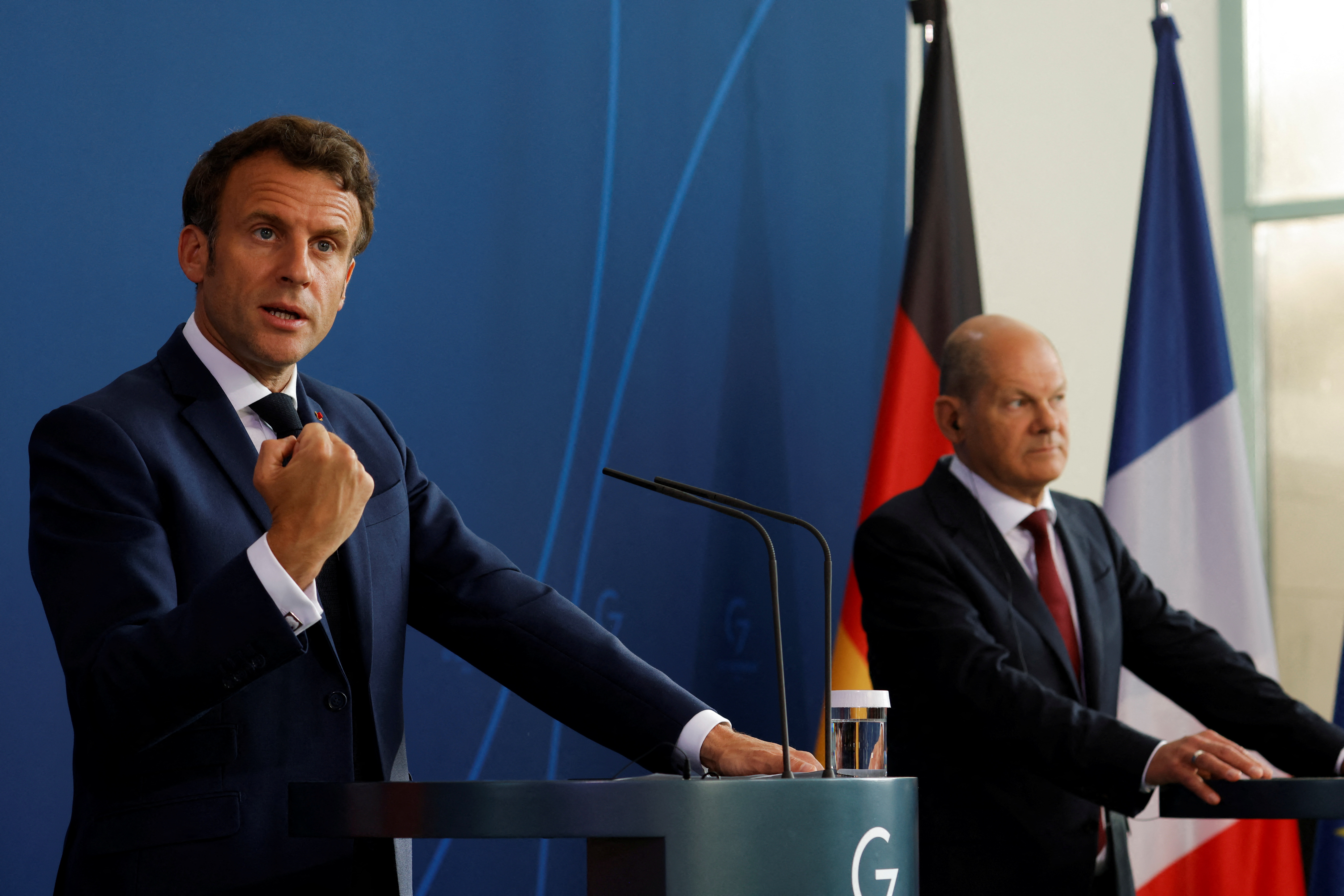 Le chancelier allemand Olaf Scholz et le président français Emmanuel Macron assistent à une conférence de presse à la chancellerie de Berlin, en Allemagne, le 9 mai 2022.  REUTERS/Michele Tantussi