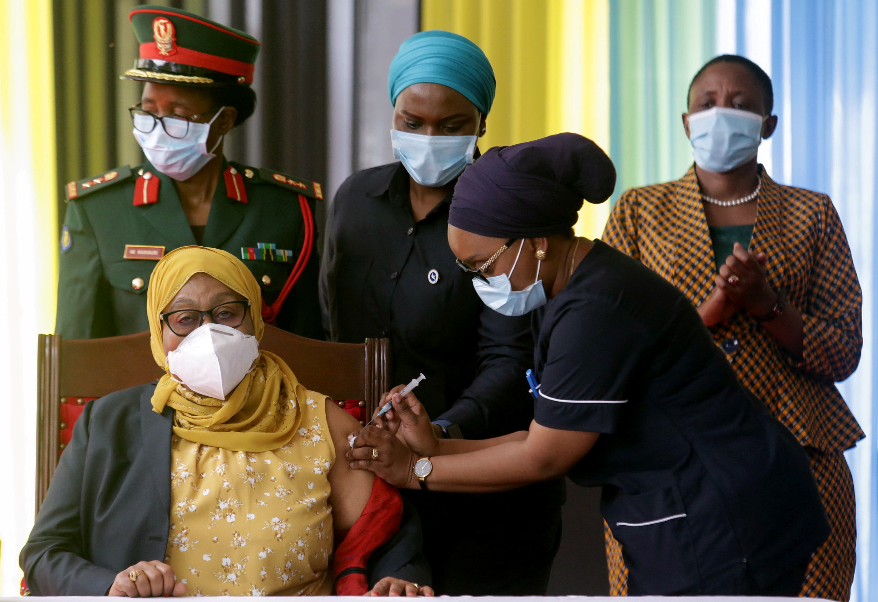 La presidenta de Tanzania, Samia Suluhu Hassan, recibe su vacuna Johnson & Johnson contra la enfermedad del coronavirus (COVID-19) en State House en Dar es Salaam, Tanzania, el 28 de julio de 2021. REUTERS / Emmanuel Herman