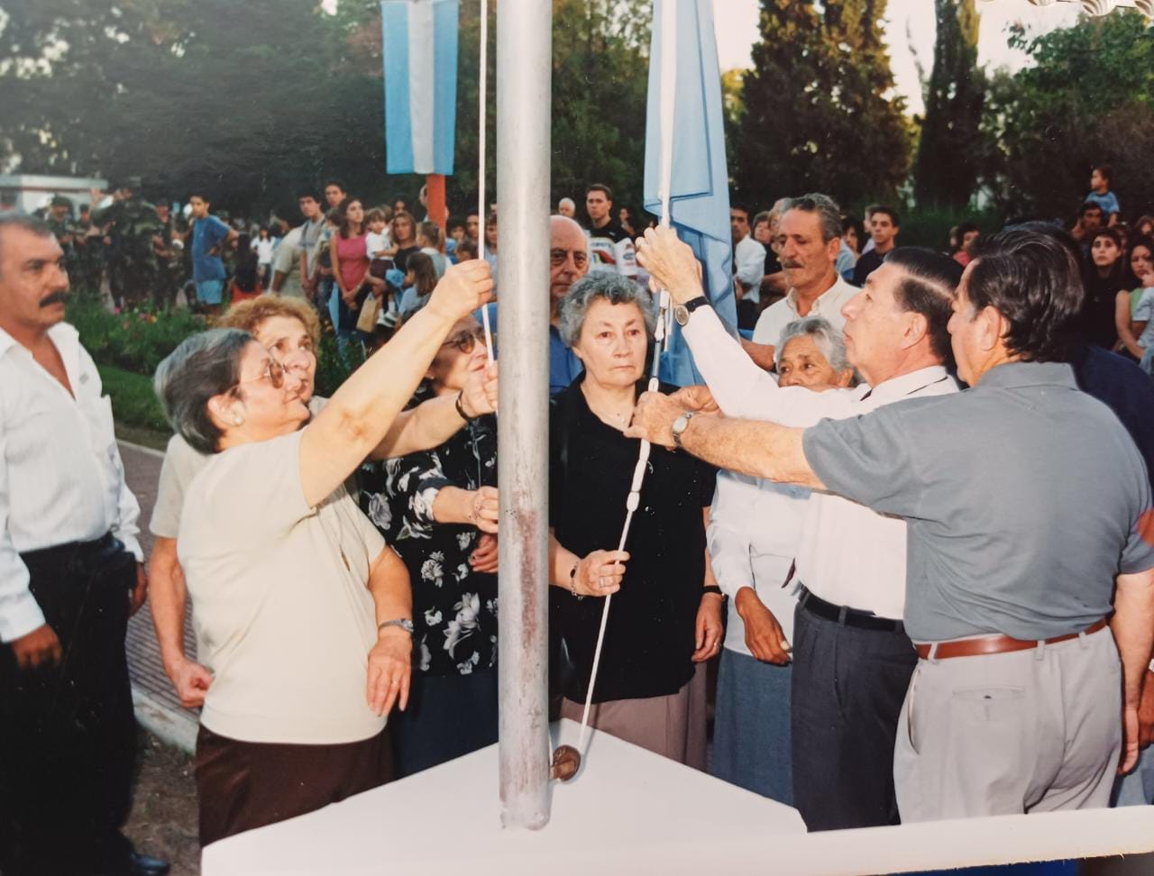 En una de las vigilias en San Andrés de Giles, izando la bandera.