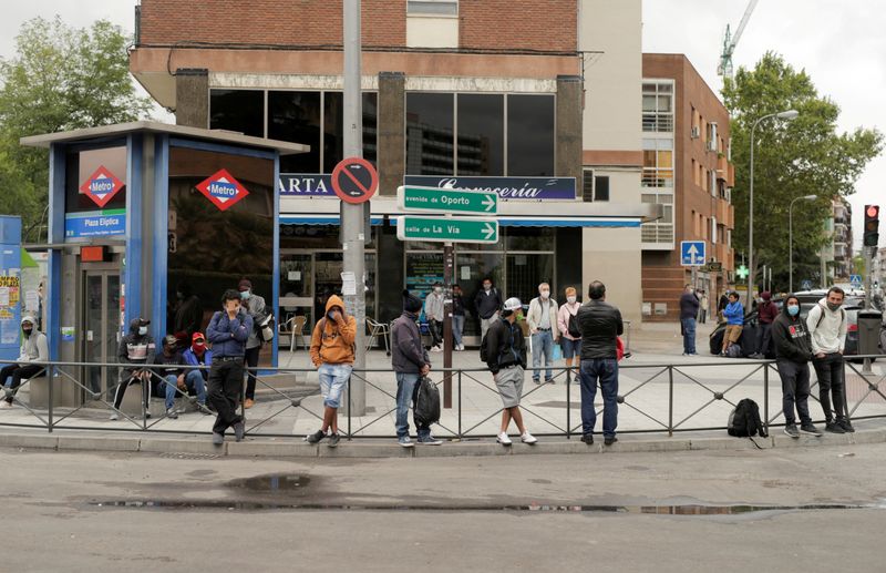 Varias personas con mascarillas en el barrio de Usera de Madrid, España, el 19 de septiembre de 2020. REUTERS/Javier Barbancho
