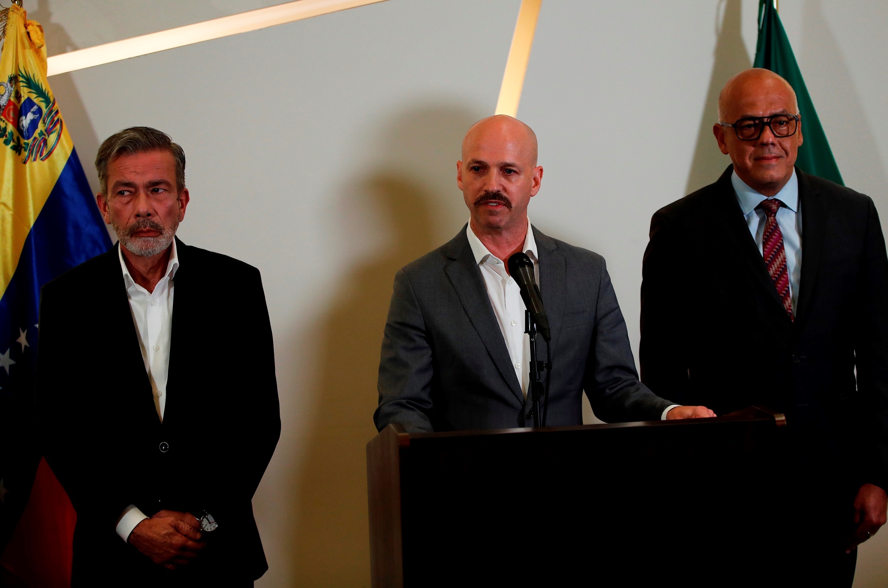 The representative of the Venezuelan opposition Gerardo Blyde Pérez, the director of the Norwegian Center for Conflict Resolution Dag Nylander and the president of the National Assembly of Venezuela, Jorge Rodríguez, during a press conference in Mexico City (EFE / José Méndez)