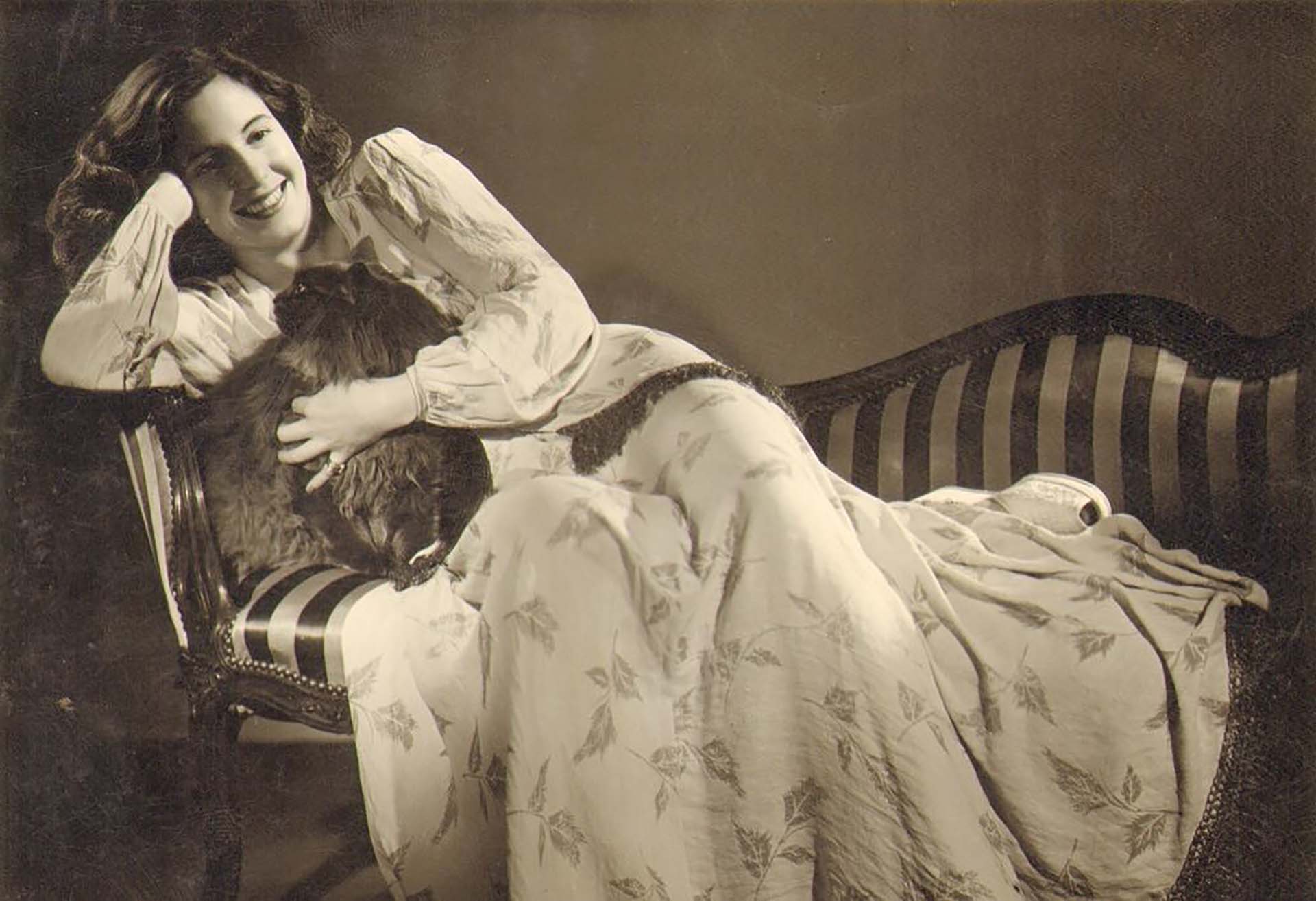 Evita en una sesión fotográfica para la gran artista de la imagen Anne Marie Heinrich, c. 1940.