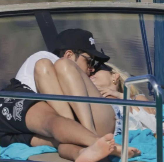 La pareja fue captada en Ibiza Fotos: Instagram @lachismeriamx