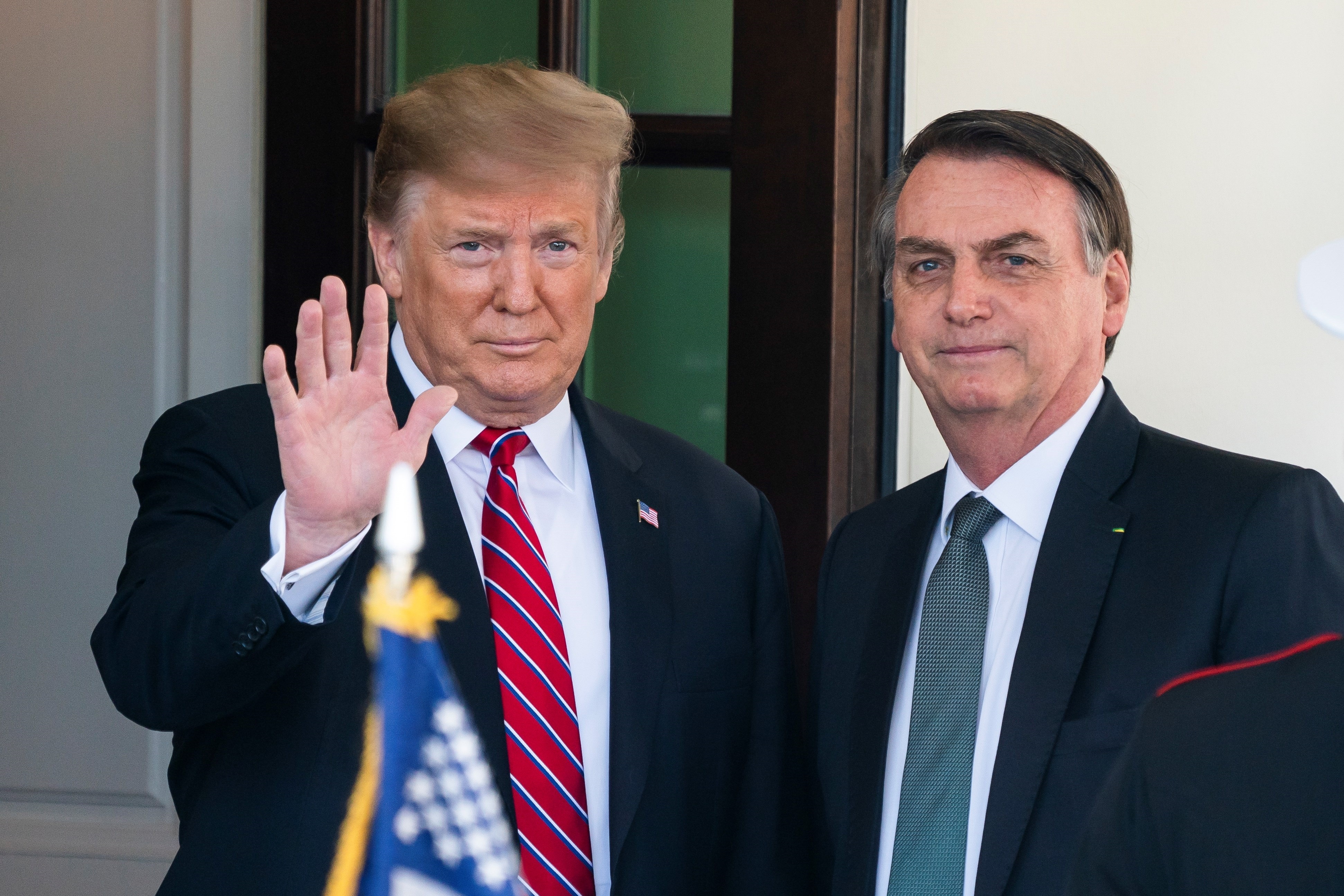 Nella foto sono raffigurati l'ex presidente degli Stati Uniti Donald Trump (a sinistra) e il presidente del Brasile, Jair Bolsonaro (D).  EFE / Jim Lo Scalzo / File