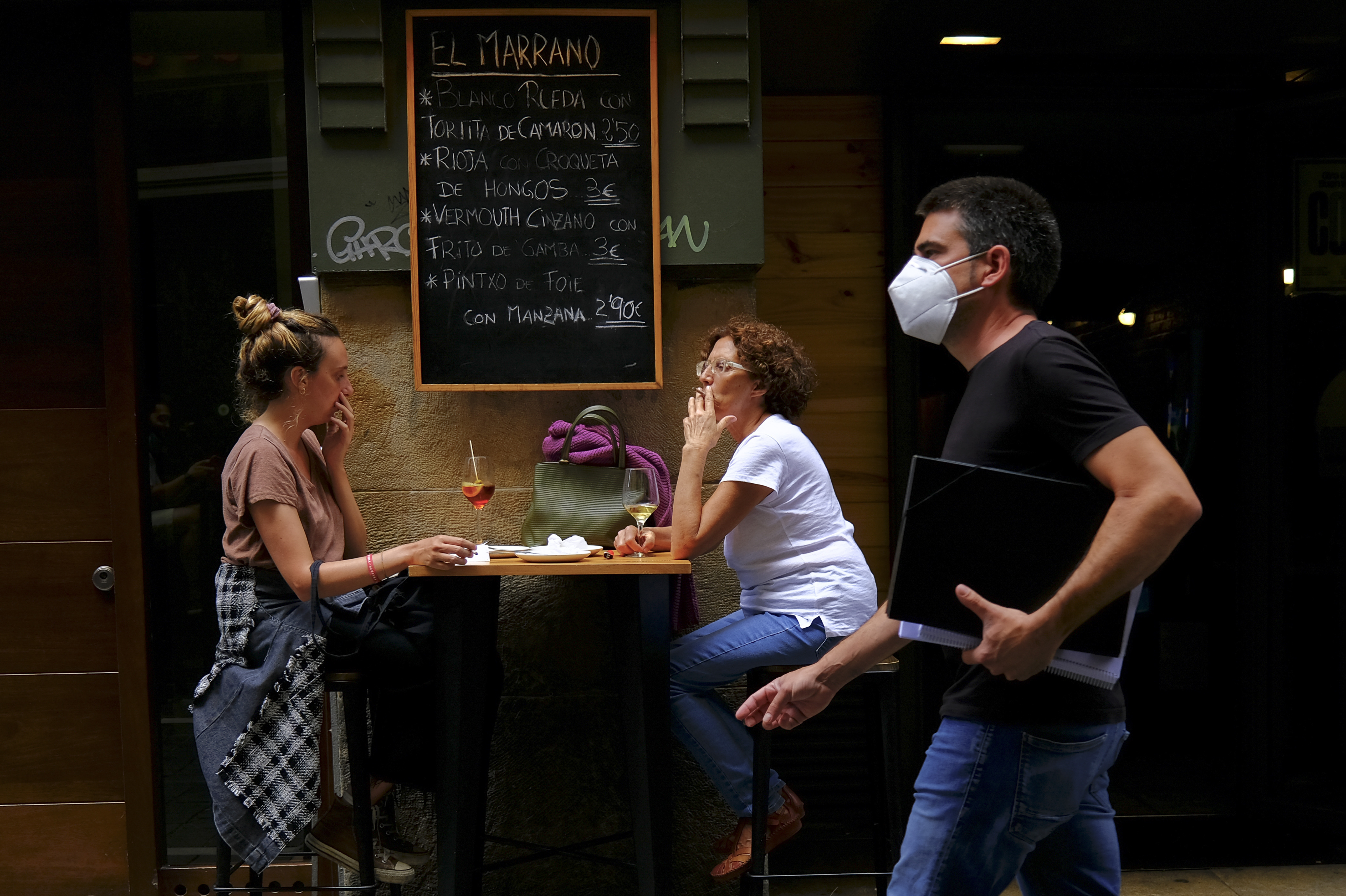 Personas en una calle de Pamplona, España, el 17 de agosto del 2020. . (AP Photo/Alvaro Barrientos)