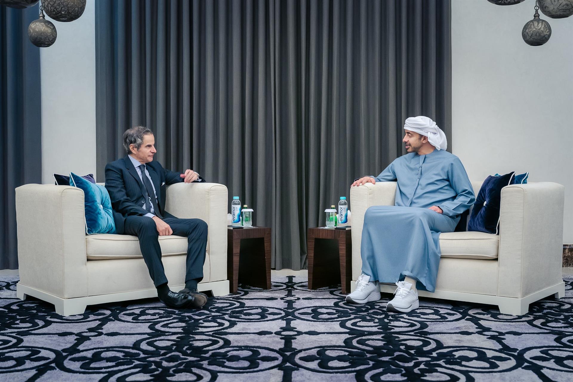 Rafael Grossi se reuni&oacute; con el canciller de Emiratos &Aacute;rabes Unidos y recorri&oacute; la central nuclear de Barakah tras el ataque con drones