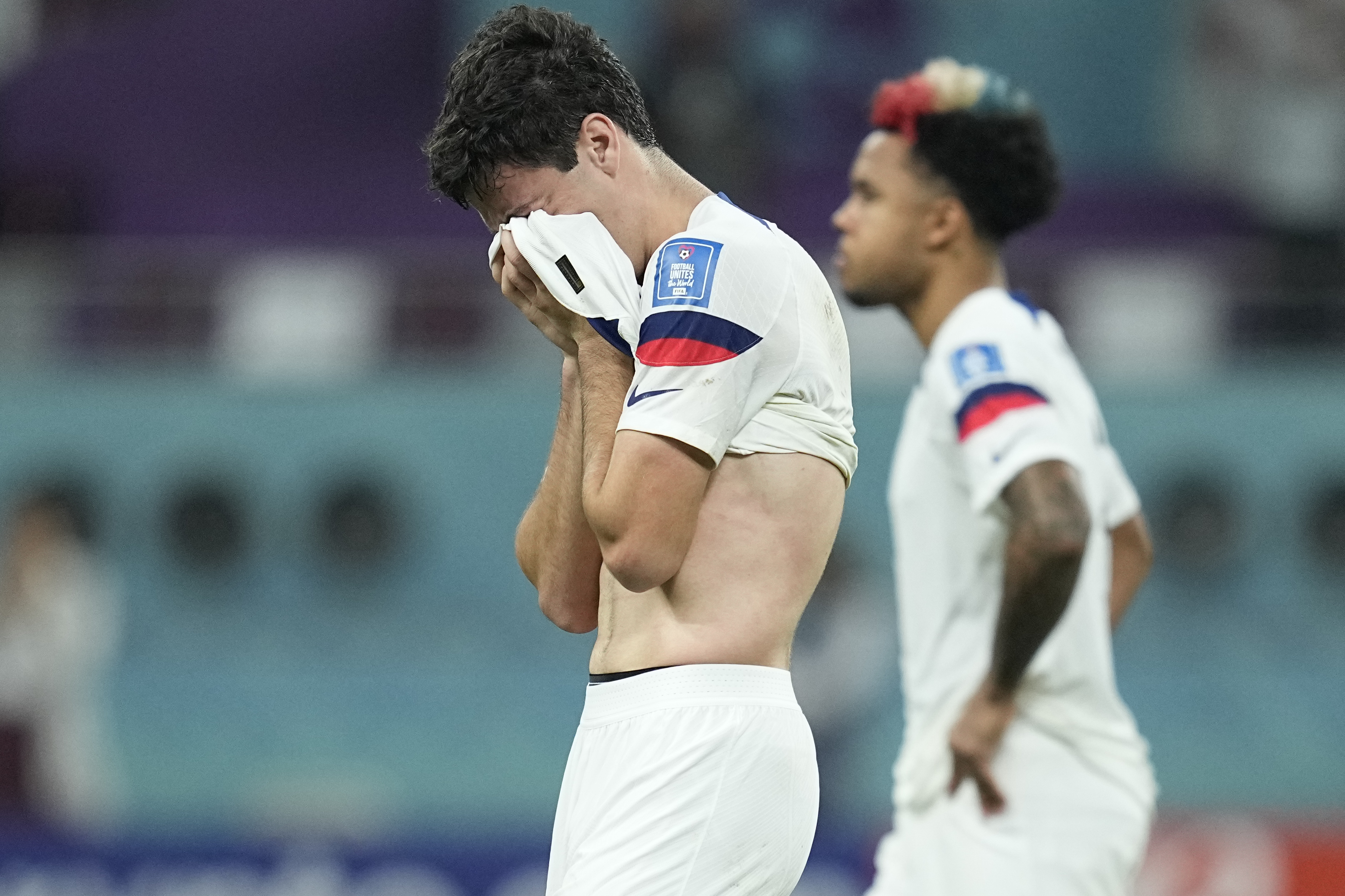 Gio Reyna, de la selección estadounidense, se lleva las manos al rostro tras la derrota ante Holanda en el Mundial, el sábado 3 de diciembre de 2022, en Doha (AP Foto/Ebrahim Noroozi)