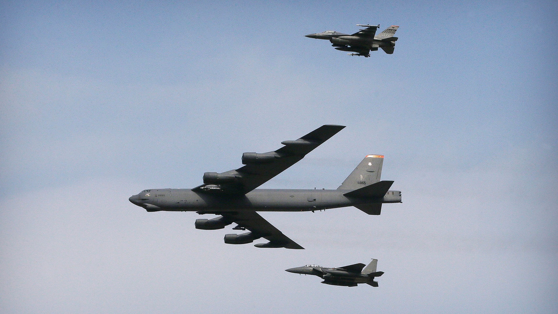 Un B52 de EEUU junto a dos jets (AP Photo/Ahn Young-joon, File)