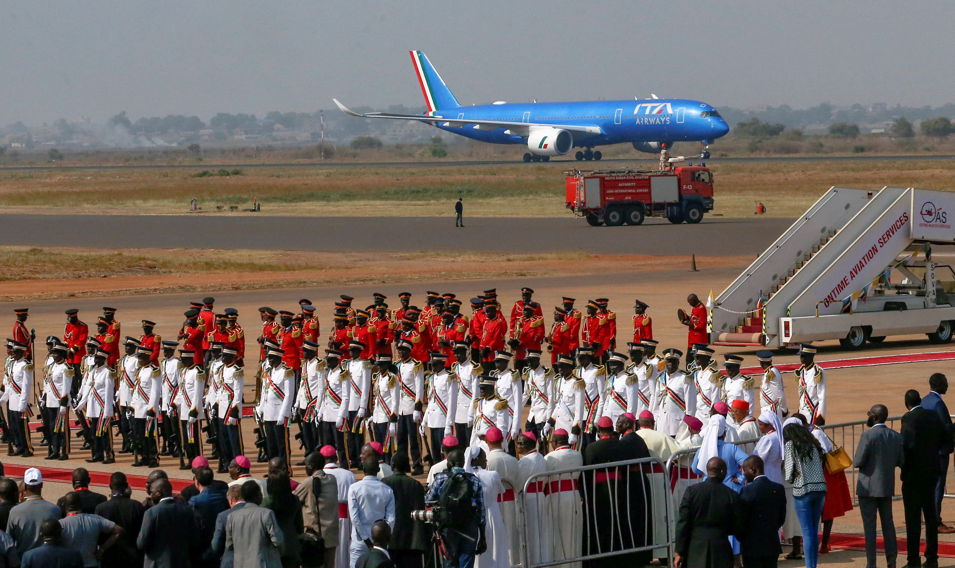El avión del papa Francisco llega al aeropuerto internacional de Juba en medio de su viaje apostólico, en Juba, Sudán del Sur 3 de febrero de 2023. REUTERS/Thomas Mukoya