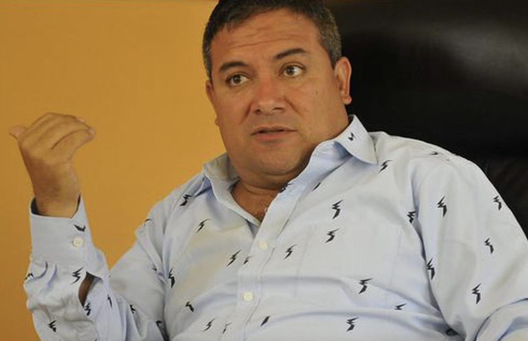On a previous occasion, Mayor Arturo Fernández verbally attacked two reporters and a councilor.  (GEC)